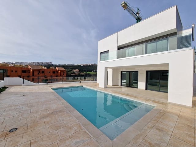 4 soveværelse Villa til salg i Castillo de la Duquesa, Manilva - € 730.000 (Ref: 9111549)