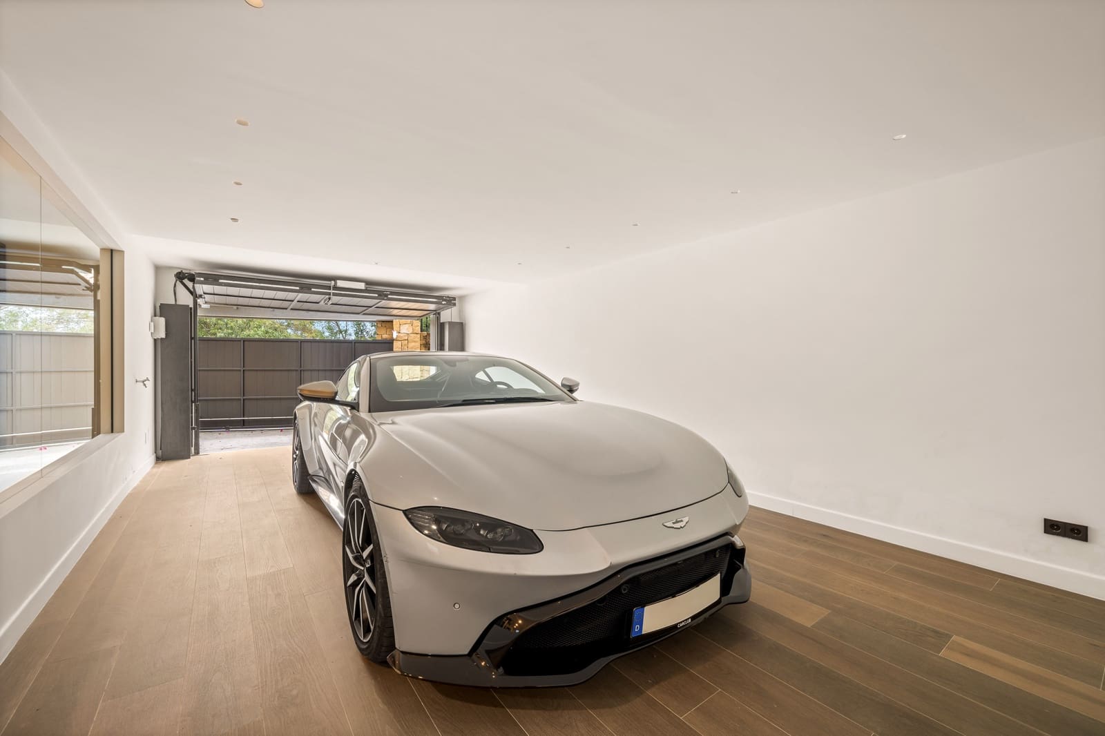 3 bedroom Villa for sale in Golden Mile with pool garage - € 4,950,000 (Ref: 10020355)