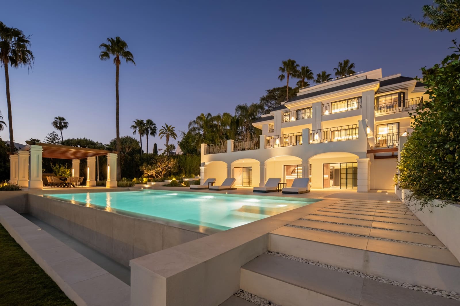 6 Zimmer Villa zu verkaufen in Nueva Andalucia mit Pool Garage - 10.500.000 € (Ref: 10048908)