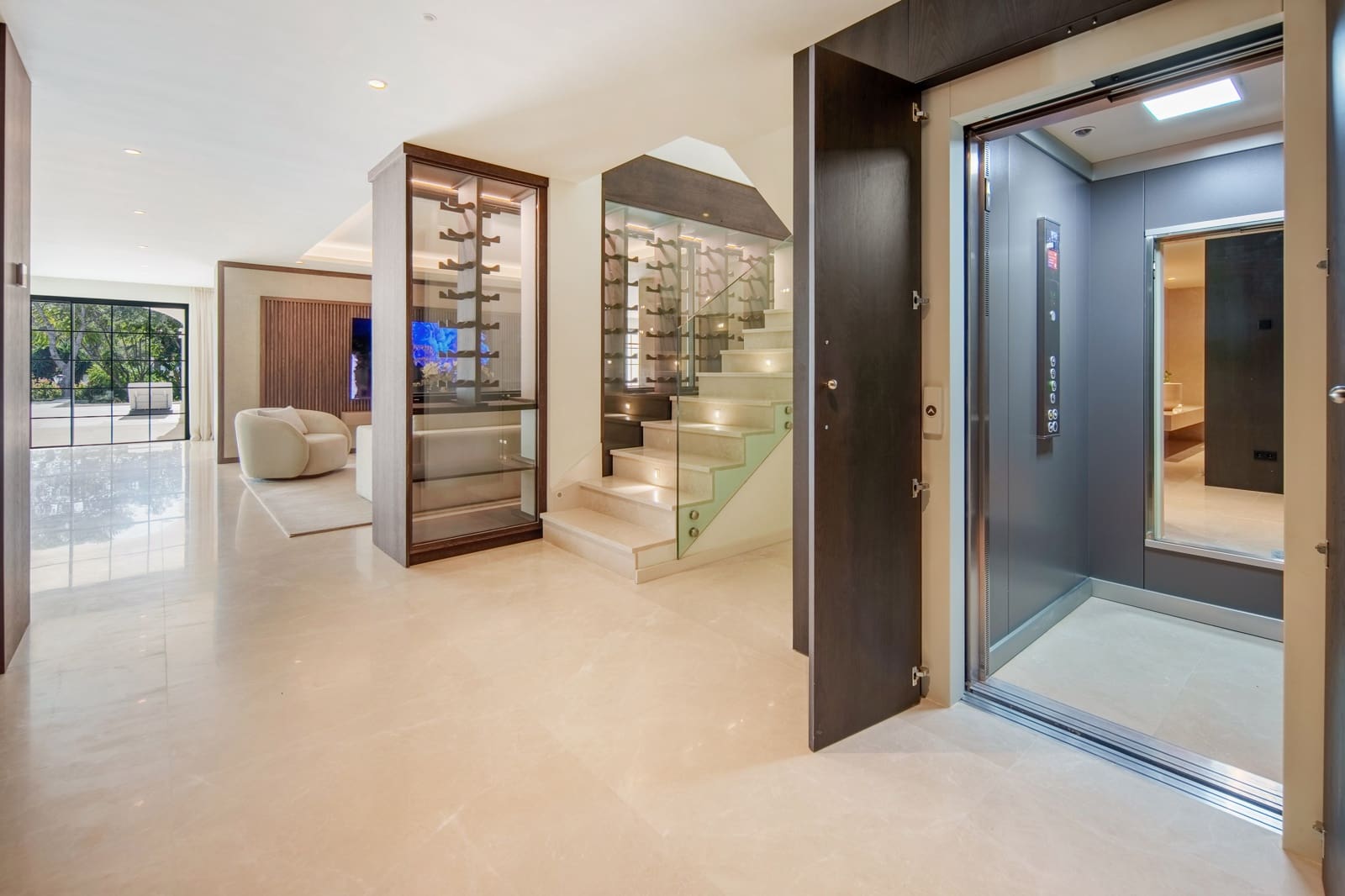 6 Zimmer Villa zu verkaufen in Nueva Andalucia mit Pool Garage - 10.500.000 € (Ref: 10048908)
