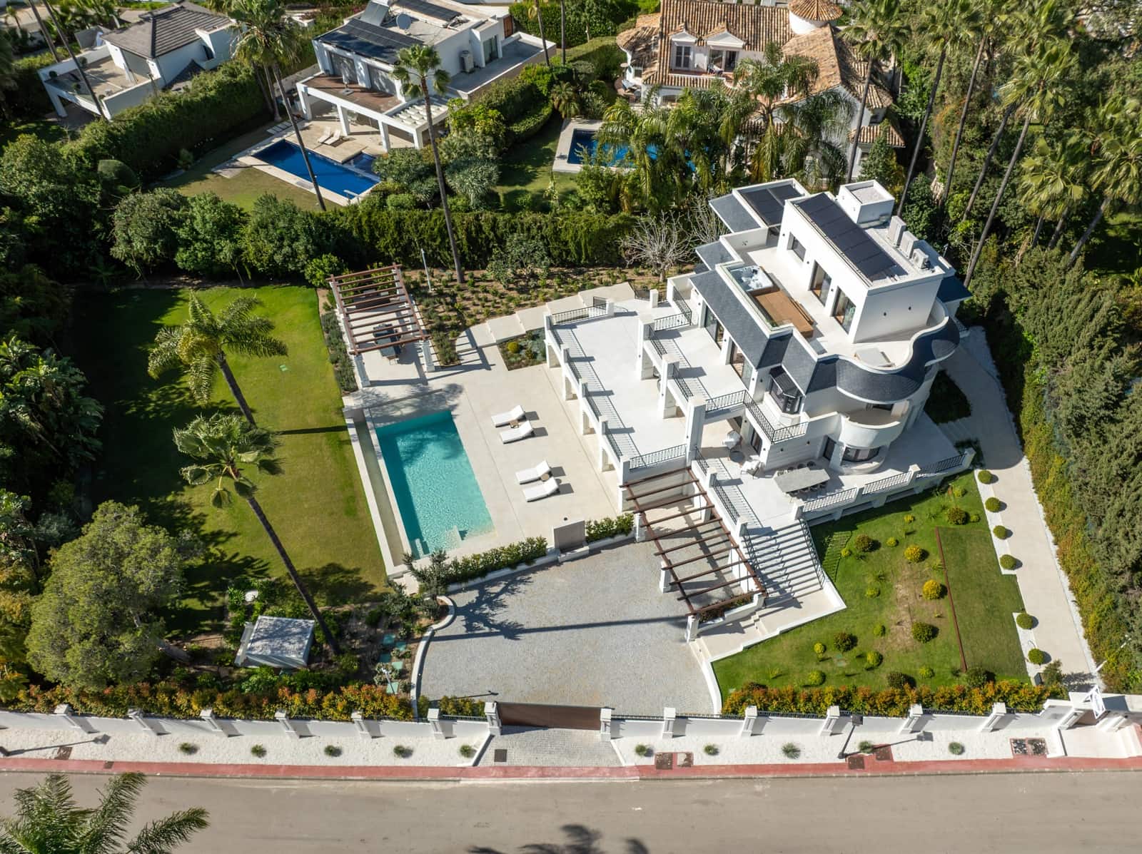 6 Zimmer Villa zu verkaufen in Nueva Andalucia mit Pool Garage - 10.500.000 € (Ref: 10048908)