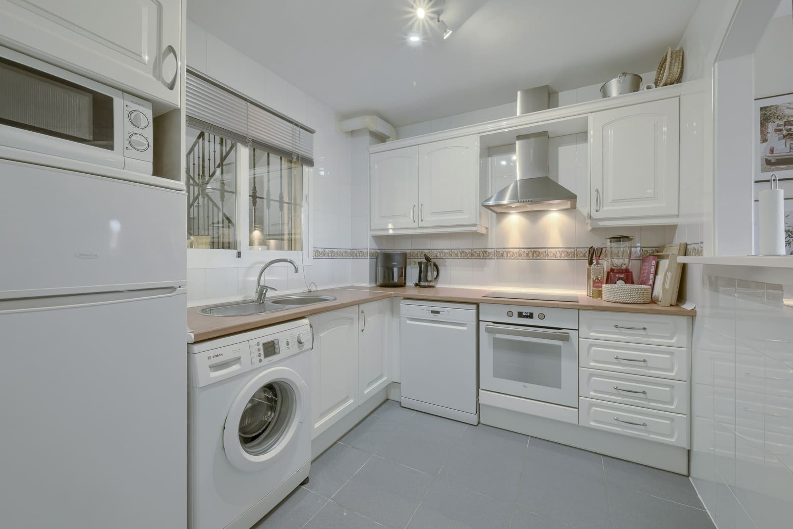 2 bedroom Apartment for sale in Calahonda with pool - € 345,000 (Ref: 10080588)