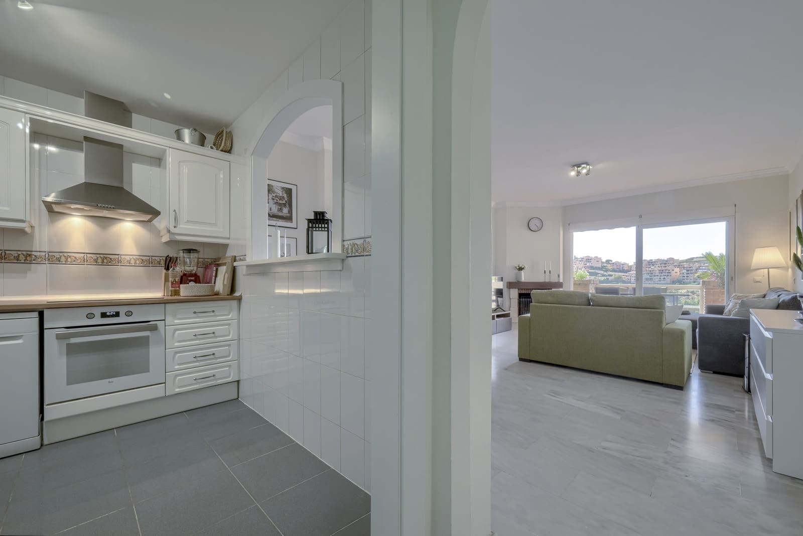 2 bedroom Apartment for sale in Calahonda with pool - € 345,000 (Ref: 10080588)