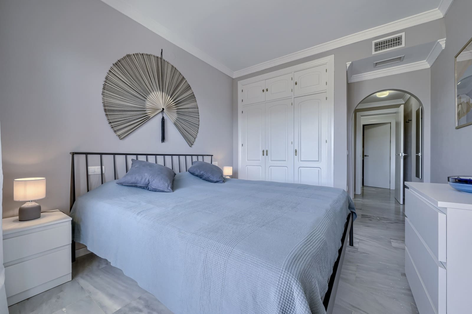 2 bedroom Apartment for sale in Calahonda with pool - € 345,000 (Ref: 10080588)