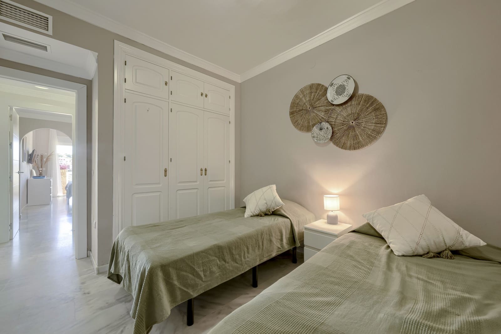 2 bedroom Apartment for sale in Calahonda with pool - € 345,000 (Ref: 10080588)