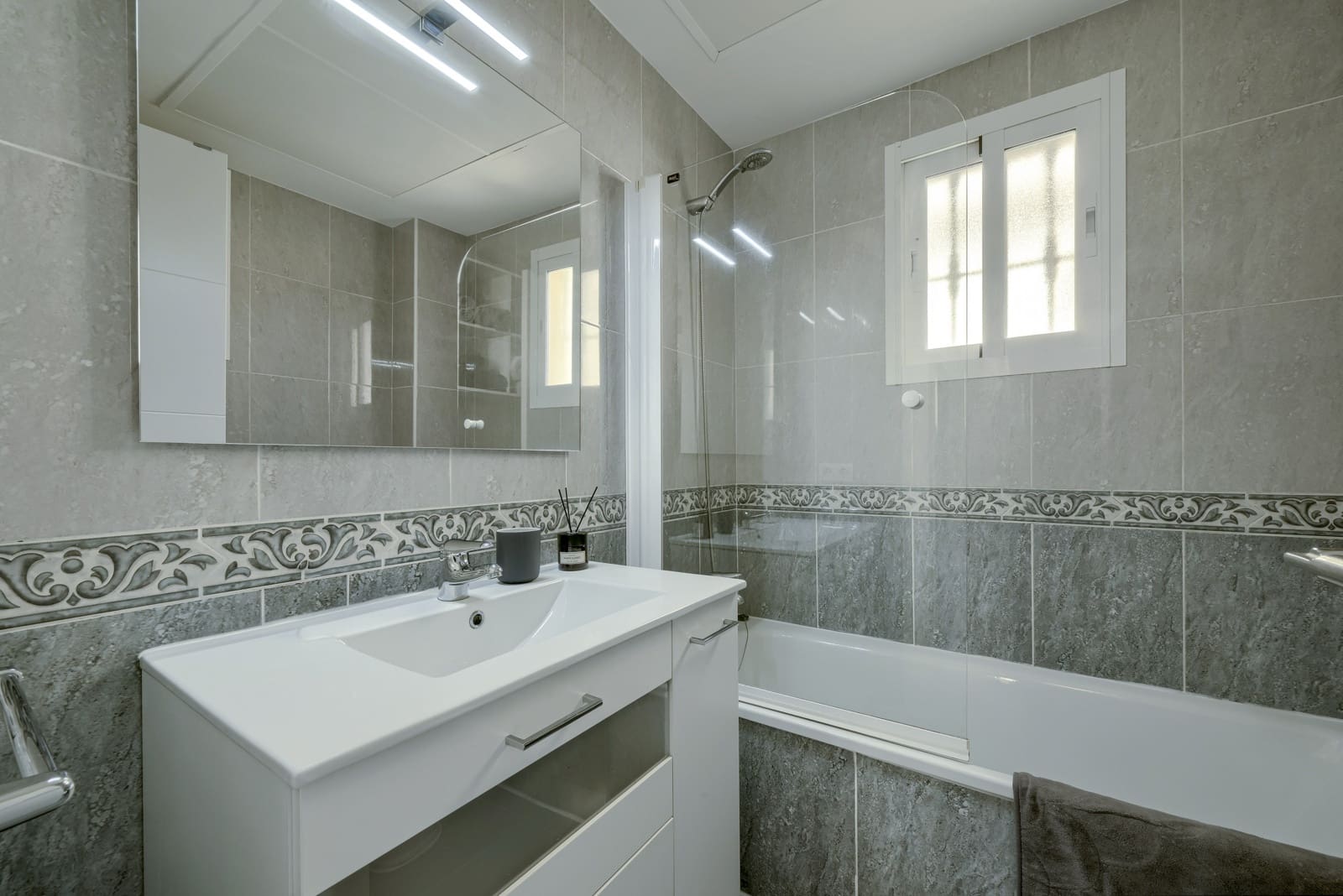 2 bedroom Apartment for sale in Calahonda with pool - € 345,000 (Ref: 10080588)