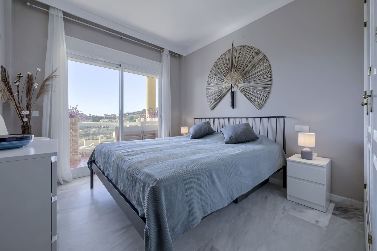 2 bedroom Apartment for sale in Calahonda with pool - € 345,000 (Ref: 10080588)