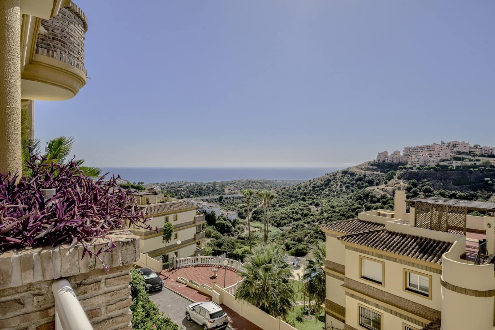 2 bedroom Apartment for sale in Calahonda with pool - € 345,000 (Ref: 10080588)