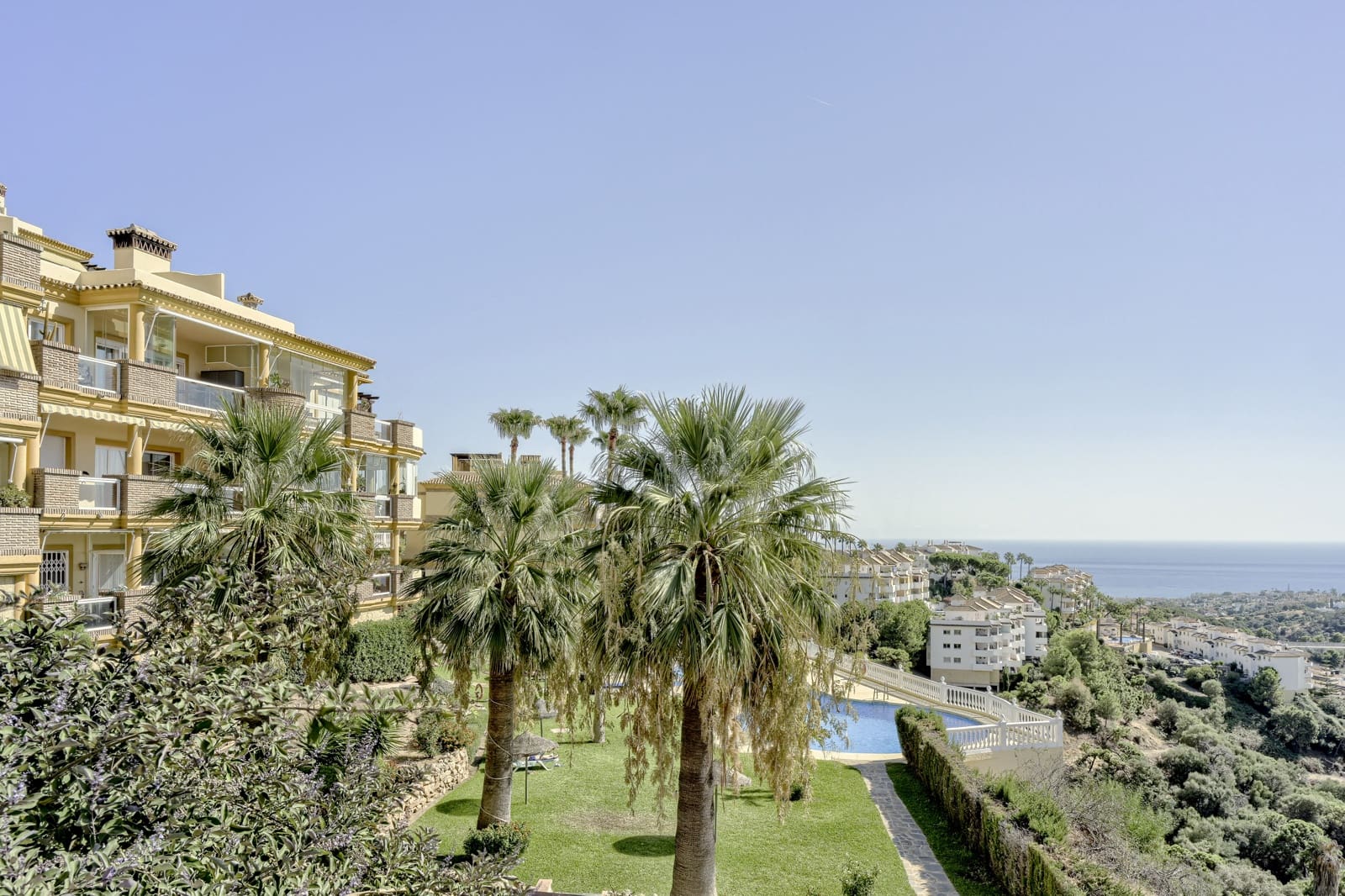 2 bedroom Apartment for sale in Calahonda with pool - € 345,000 (Ref: 10080588)