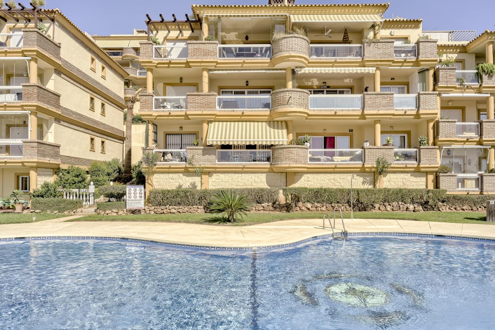 2 bedroom Apartment for sale in Calahonda with pool - € 345,000 (Ref: 10080588)