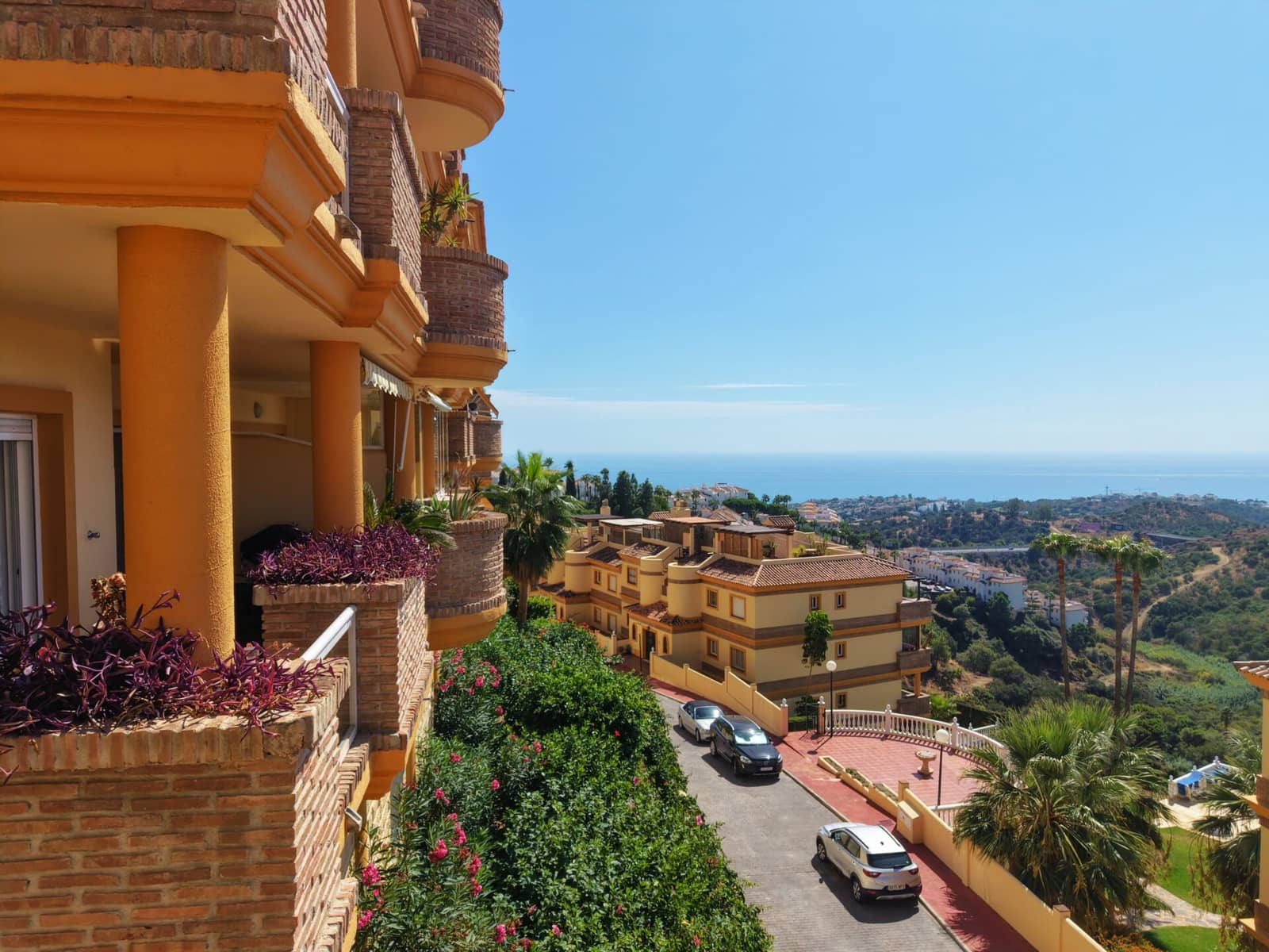 2 bedroom Apartment for sale in Calahonda with pool - € 345,000 (Ref: 10080588)