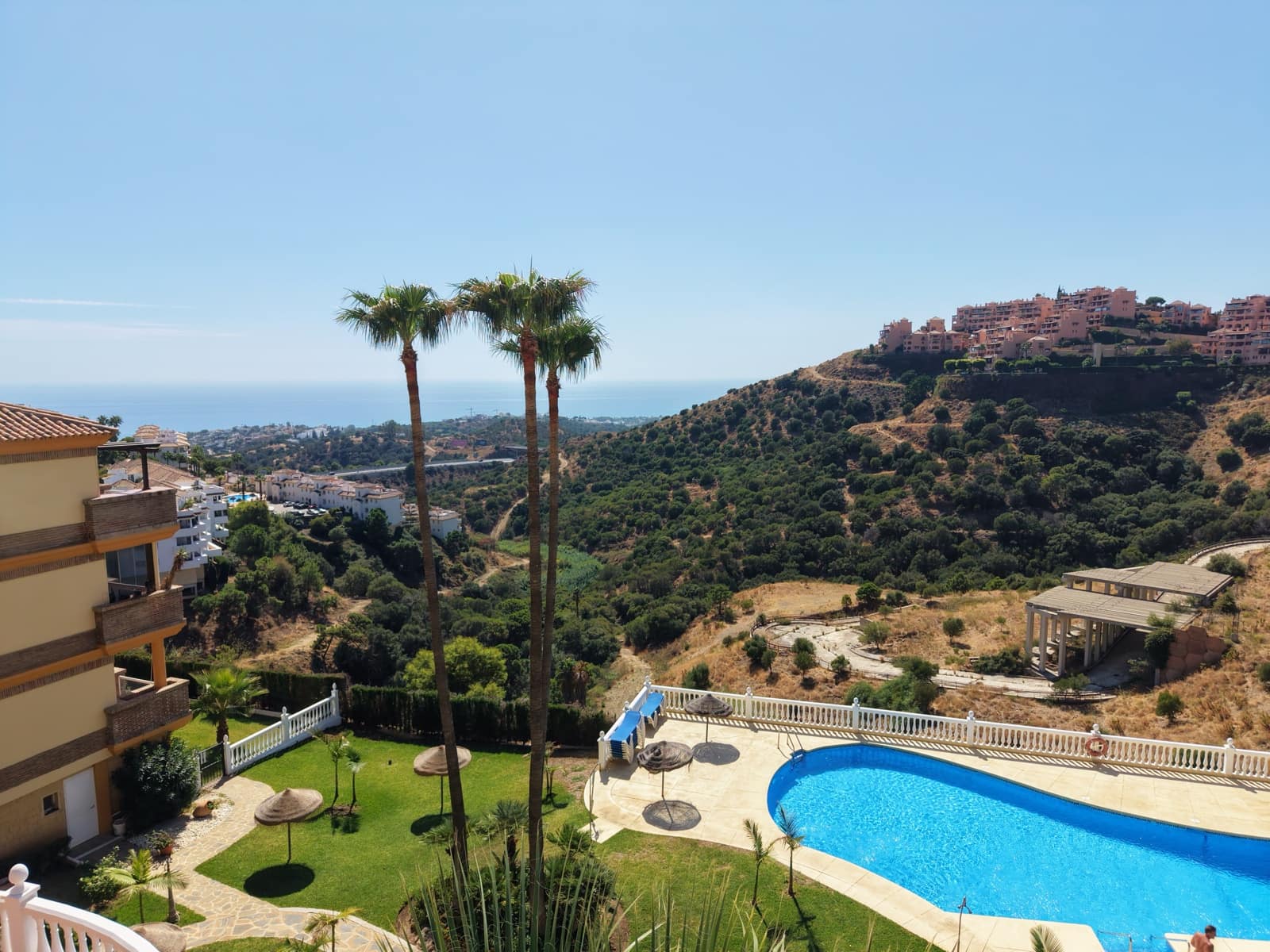 2 bedroom Apartment for sale in Calahonda with pool - € 345,000 (Ref: 10080588)
