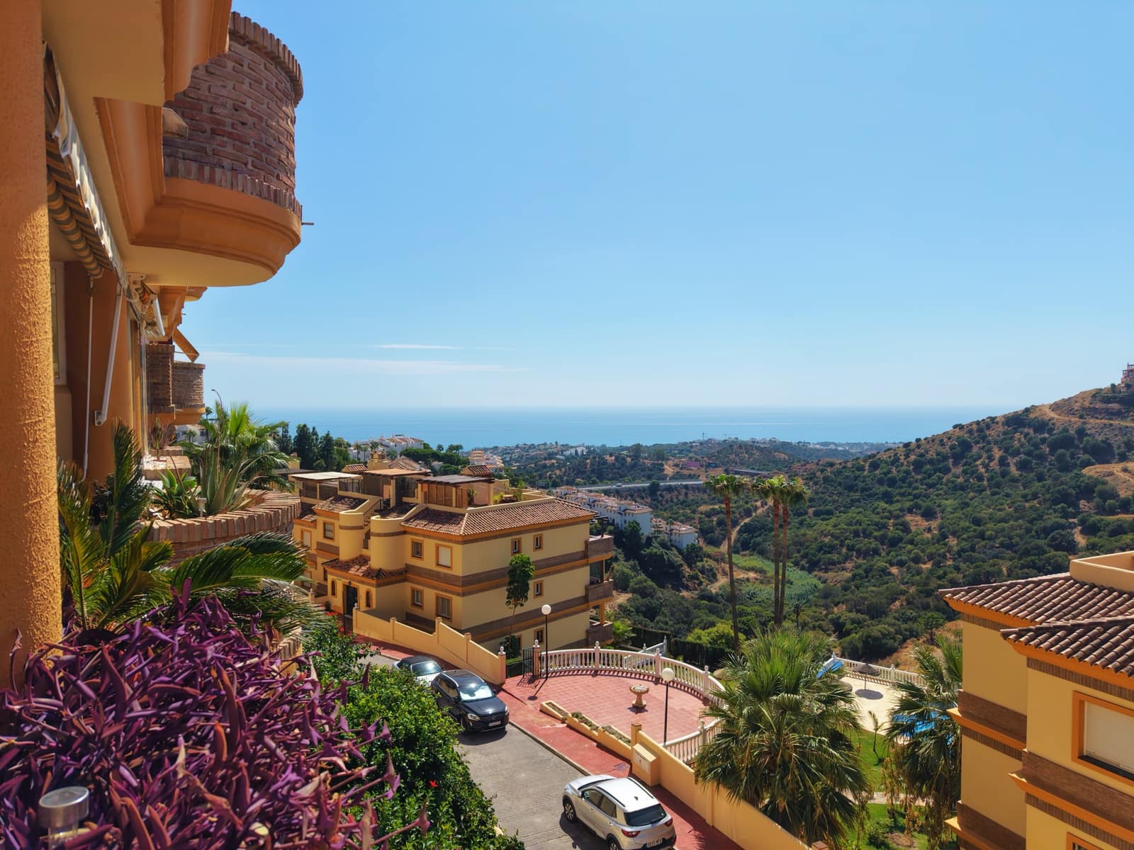 2 bedroom Apartment for sale in Calahonda with pool - € 345,000 (Ref: 10080588)