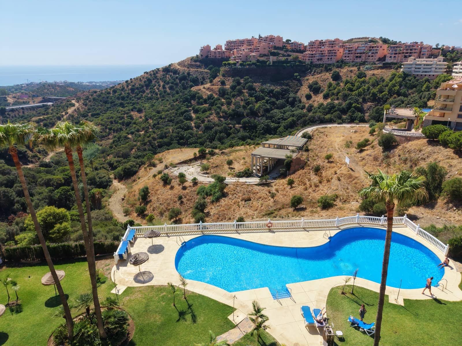 2 bedroom Apartment for sale in Calahonda with pool - € 345,000 (Ref: 10080588)