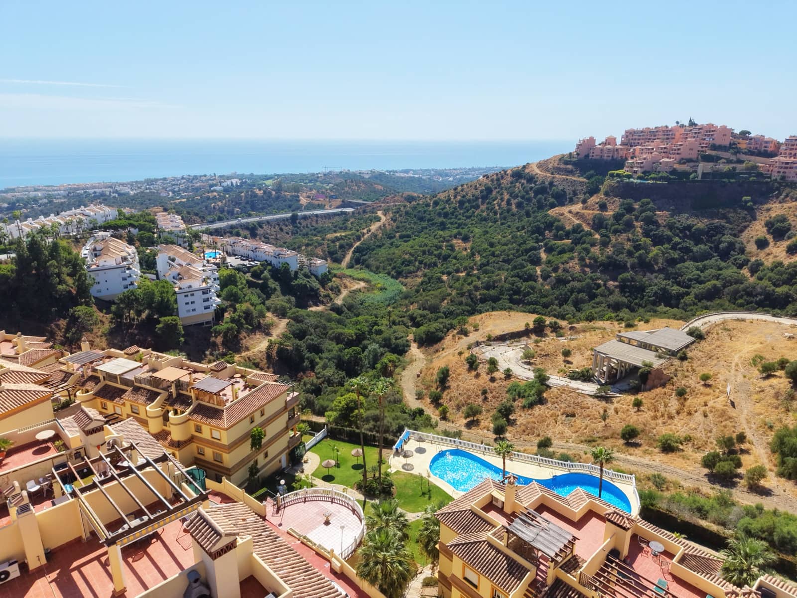 2 bedroom Apartment for sale in Calahonda with pool - € 345,000 (Ref: 10080588)