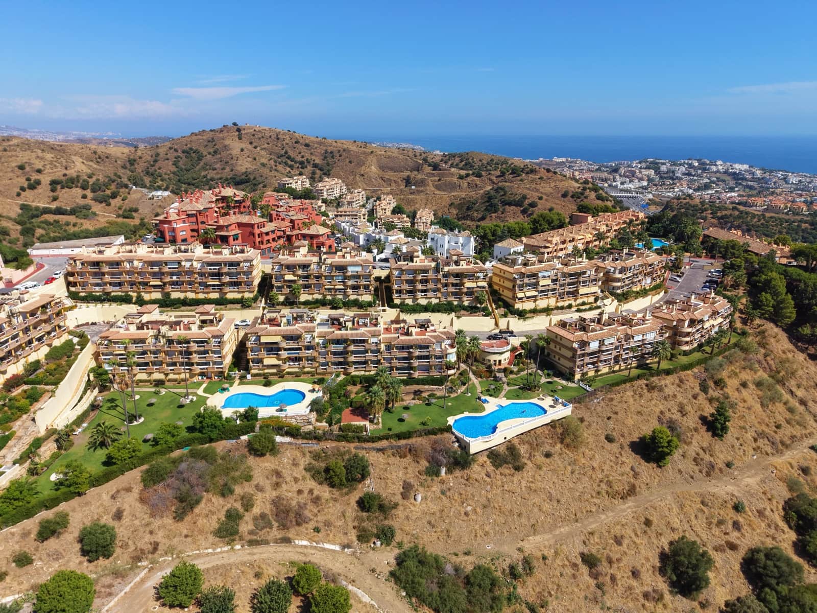 2 bedroom Apartment for sale in Calahonda with pool - € 345,000 (Ref: 10080588)
