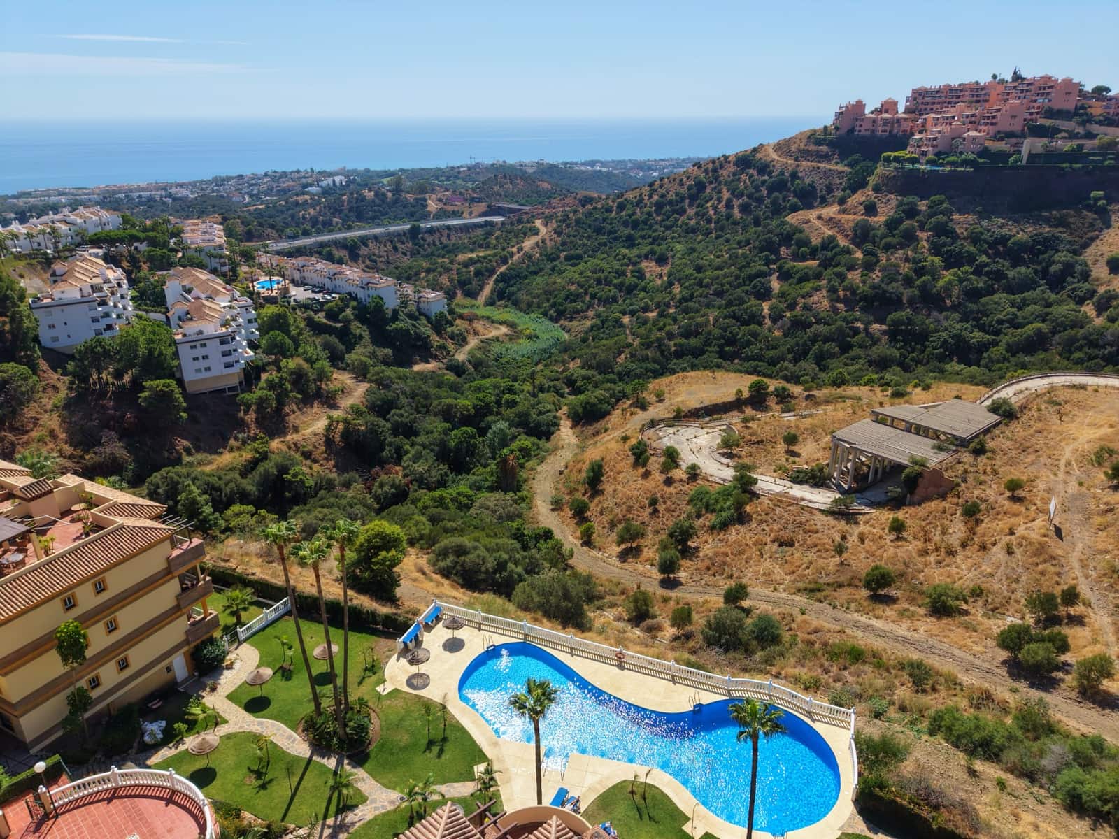 2 bedroom Apartment for sale in Calahonda with pool - € 345,000 (Ref: 10080588)