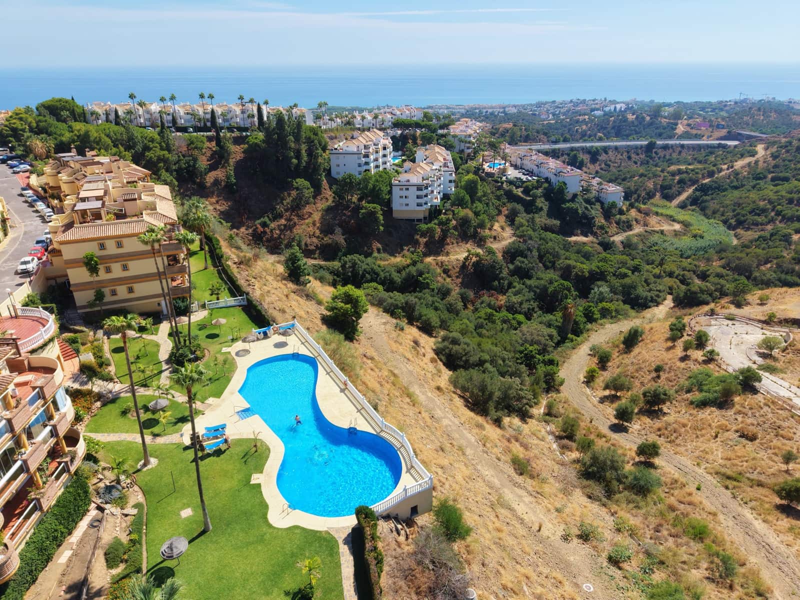 2 bedroom Apartment for sale in Calahonda with pool - € 345,000 (Ref: 10080588)