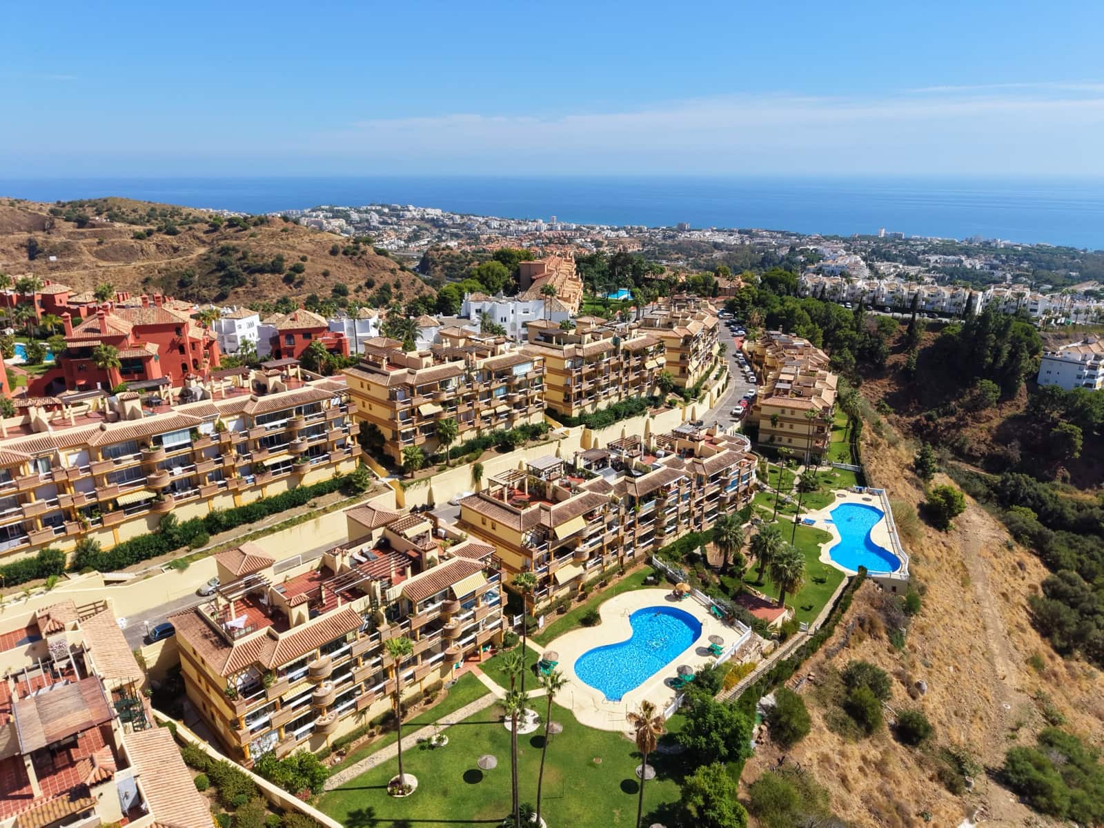 2 bedroom Apartment for sale in Calahonda with pool - € 345,000 (Ref: 10080588)