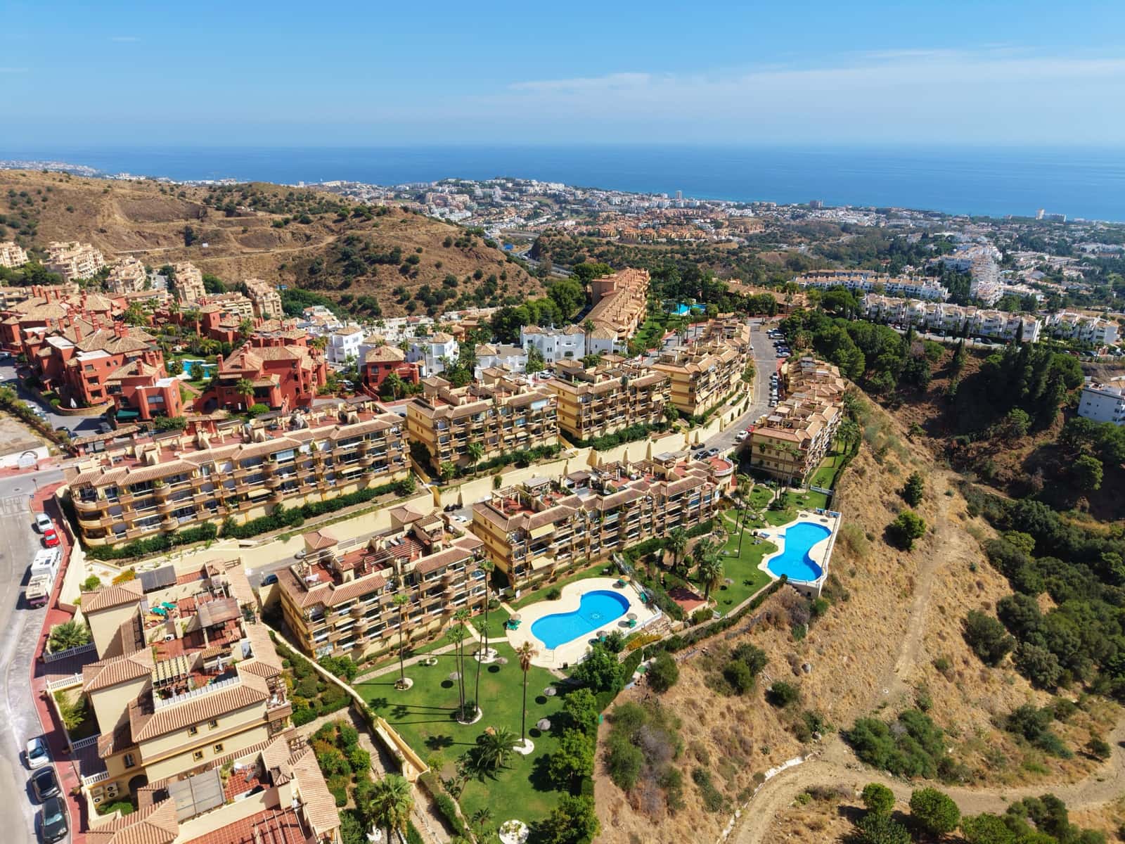 2 bedroom Apartment for sale in Calahonda with pool - € 345,000 (Ref: 10080588)