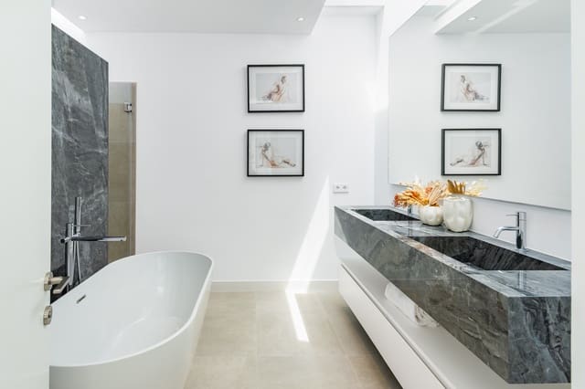 5 slaapkamer Villa te koop in El Paraiso, Estepona met zwembad garage - € 2.340.000 (Ref: 10099810)