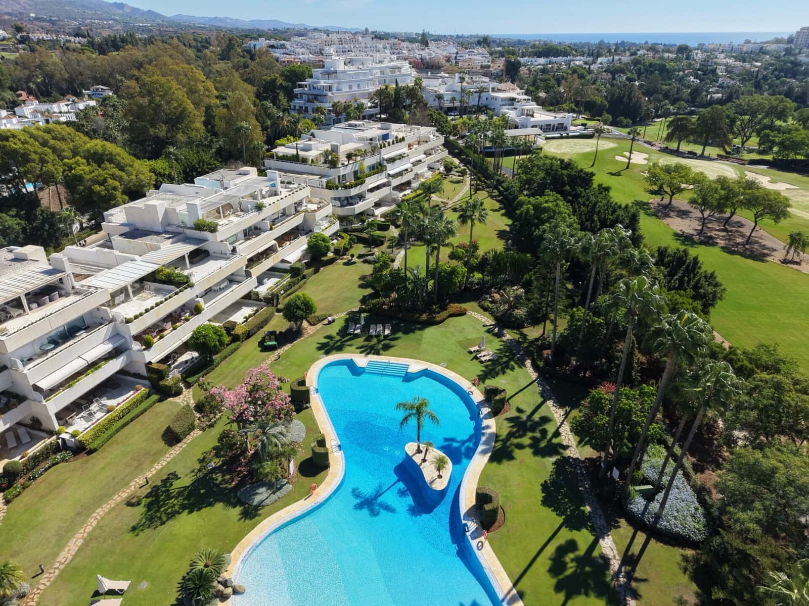 Apartamento de 3 habitaciones en Nueva Andalucia en venta con piscina garaje - 1.249.000 € (Ref: 10099811)