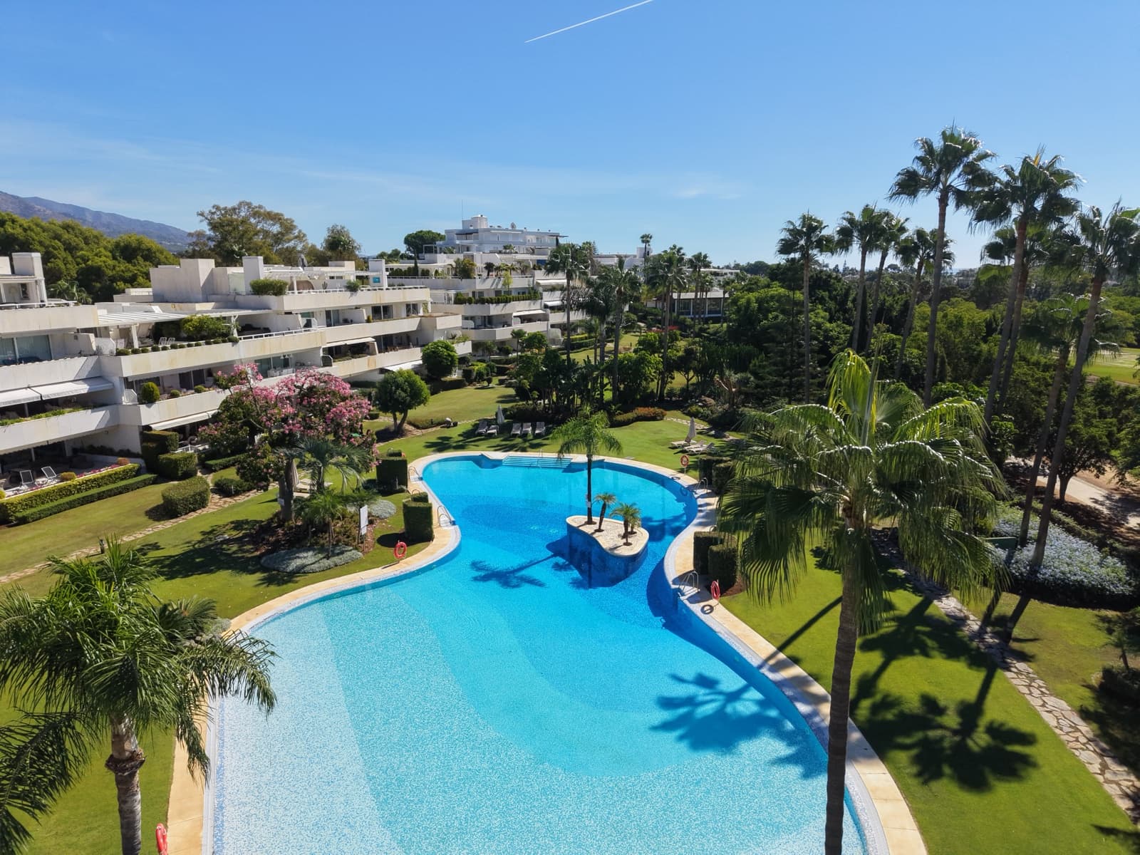 Apartamento de 3 habitaciones en Nueva Andalucia en venta con piscina garaje - 1.249.000 € (Ref: 10099811)