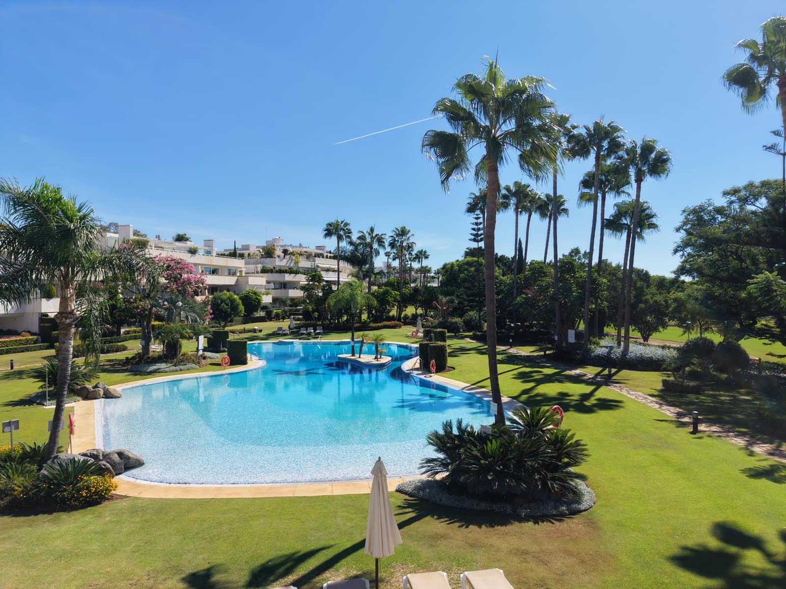 Apartamento de 3 habitaciones en Nueva Andalucia en venta con piscina garaje - 1.249.000 € (Ref: 10099811)