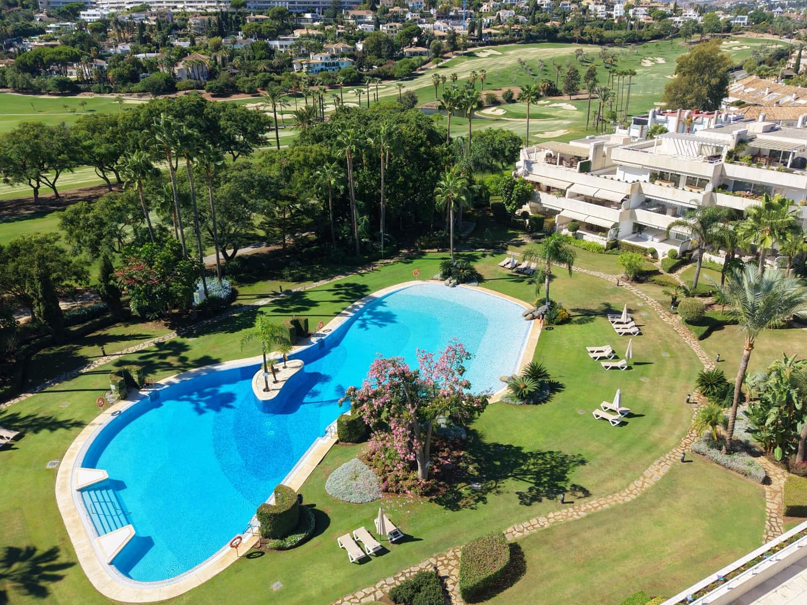 Apartamento de 3 habitaciones en Nueva Andalucia en venta con piscina garaje - 1.249.000 € (Ref: 10099811)