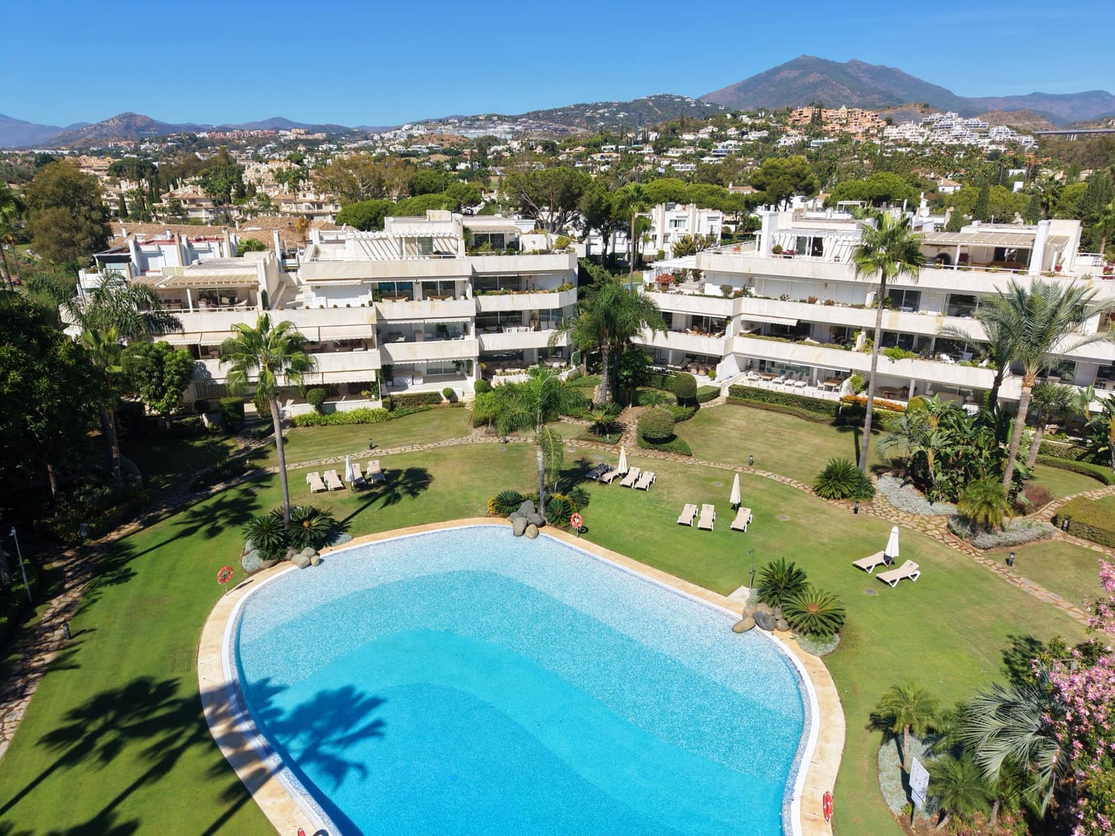 Apartamento de 3 habitaciones en Nueva Andalucia en venta con piscina garaje - 1.249.000 € (Ref: 10099811)