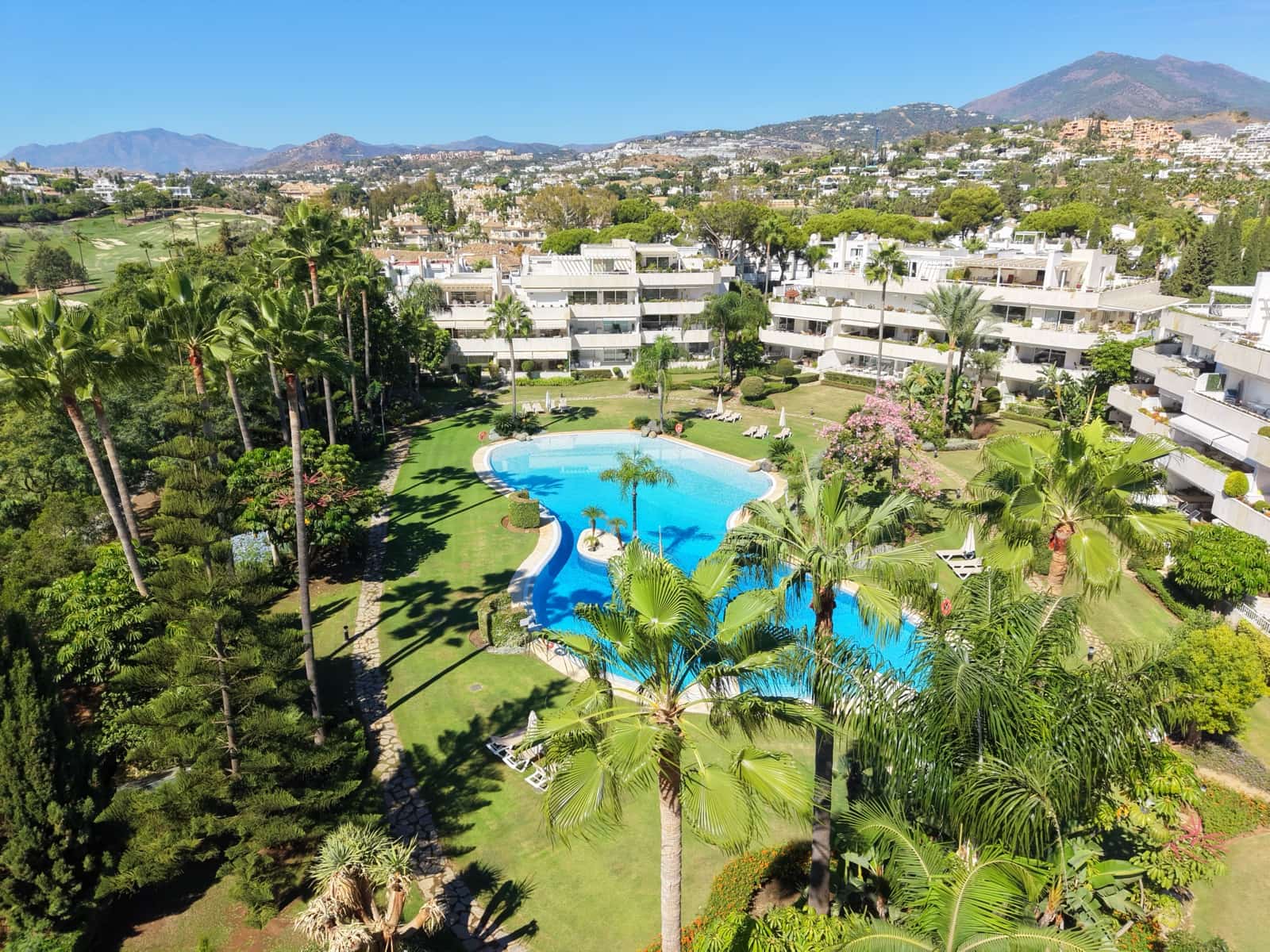 Apartamento de 3 habitaciones en Nueva Andalucia en venta con piscina garaje - 1.249.000 € (Ref: 10099811)