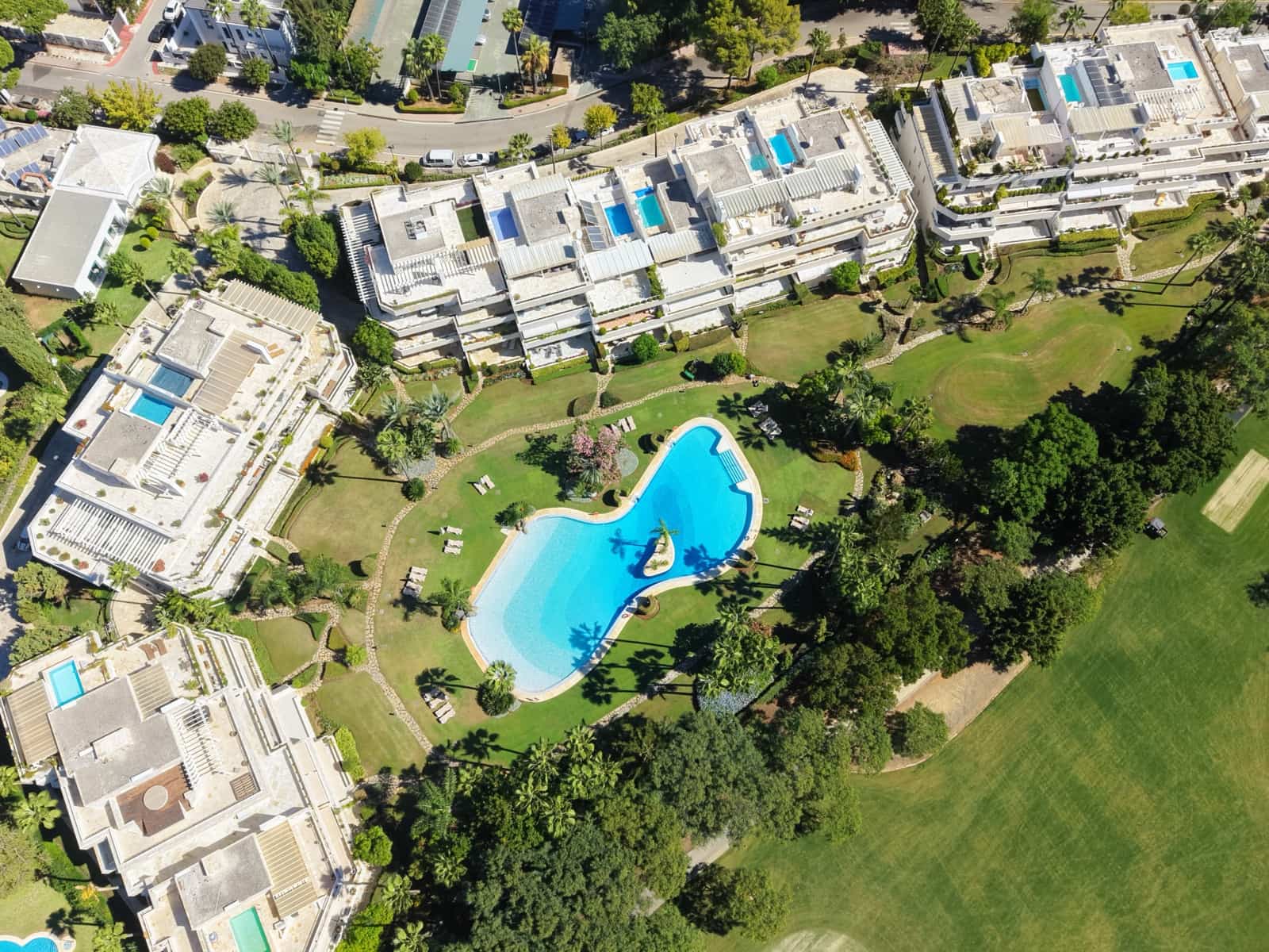 Apartamento de 3 habitaciones en Nueva Andalucia en venta con piscina garaje - 1.249.000 € (Ref: 10099811)
