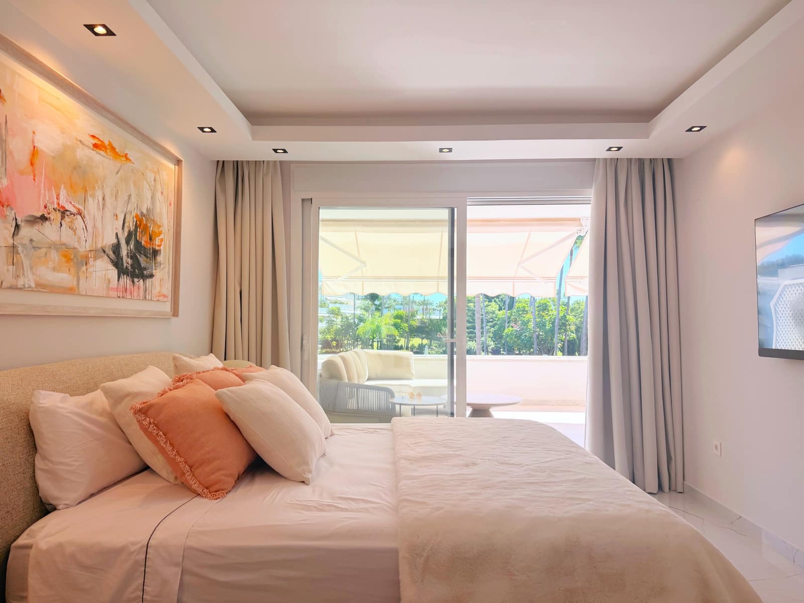 Apartamento de 3 habitaciones en Nueva Andalucia en venta con piscina garaje - 1.249.000 € (Ref: 10099811)