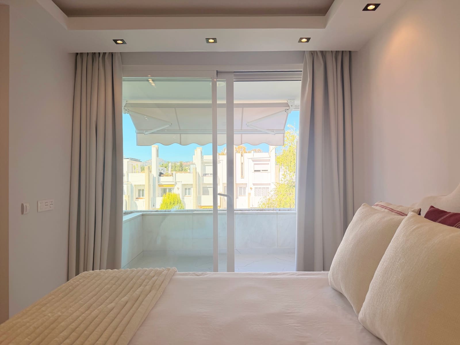Apartamento de 3 habitaciones en Nueva Andalucia en venta con piscina garaje - 1.249.000 € (Ref: 10099811)