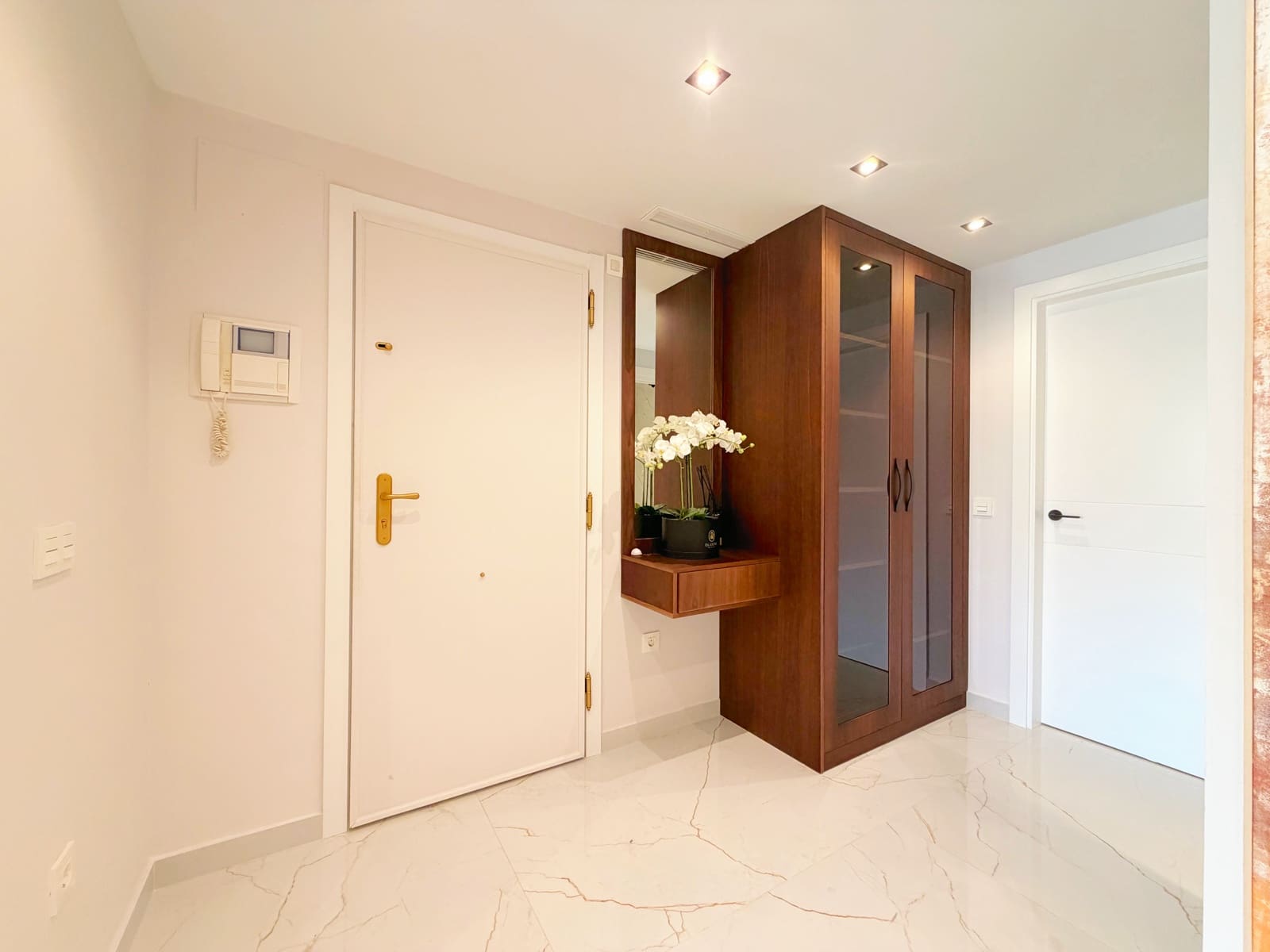 Apartamento de 3 habitaciones en Nueva Andalucia en venta con piscina garaje - 1.249.000 € (Ref: 10099811)