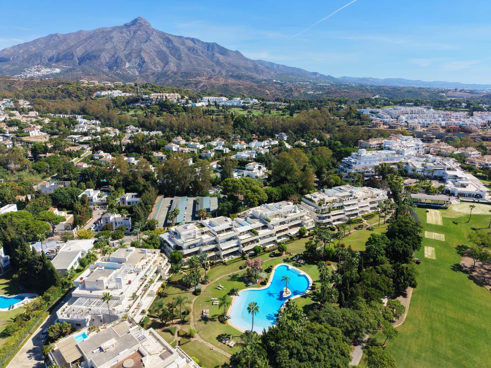 Apartamento de 3 habitaciones en Nueva Andalucia en venta con piscina garaje - 1.249.000 € (Ref: 10099811)