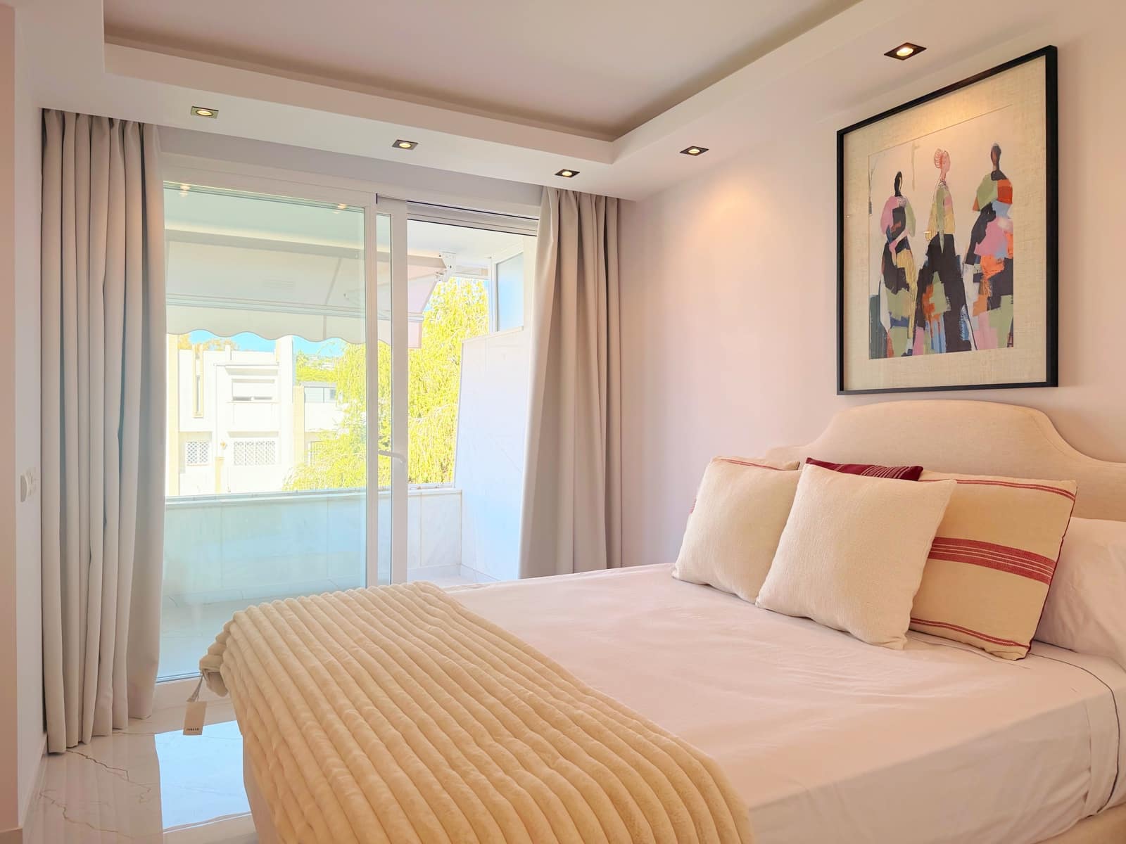 Apartamento de 3 habitaciones en Nueva Andalucia en venta con piscina garaje - 1.249.000 € (Ref: 10099811)