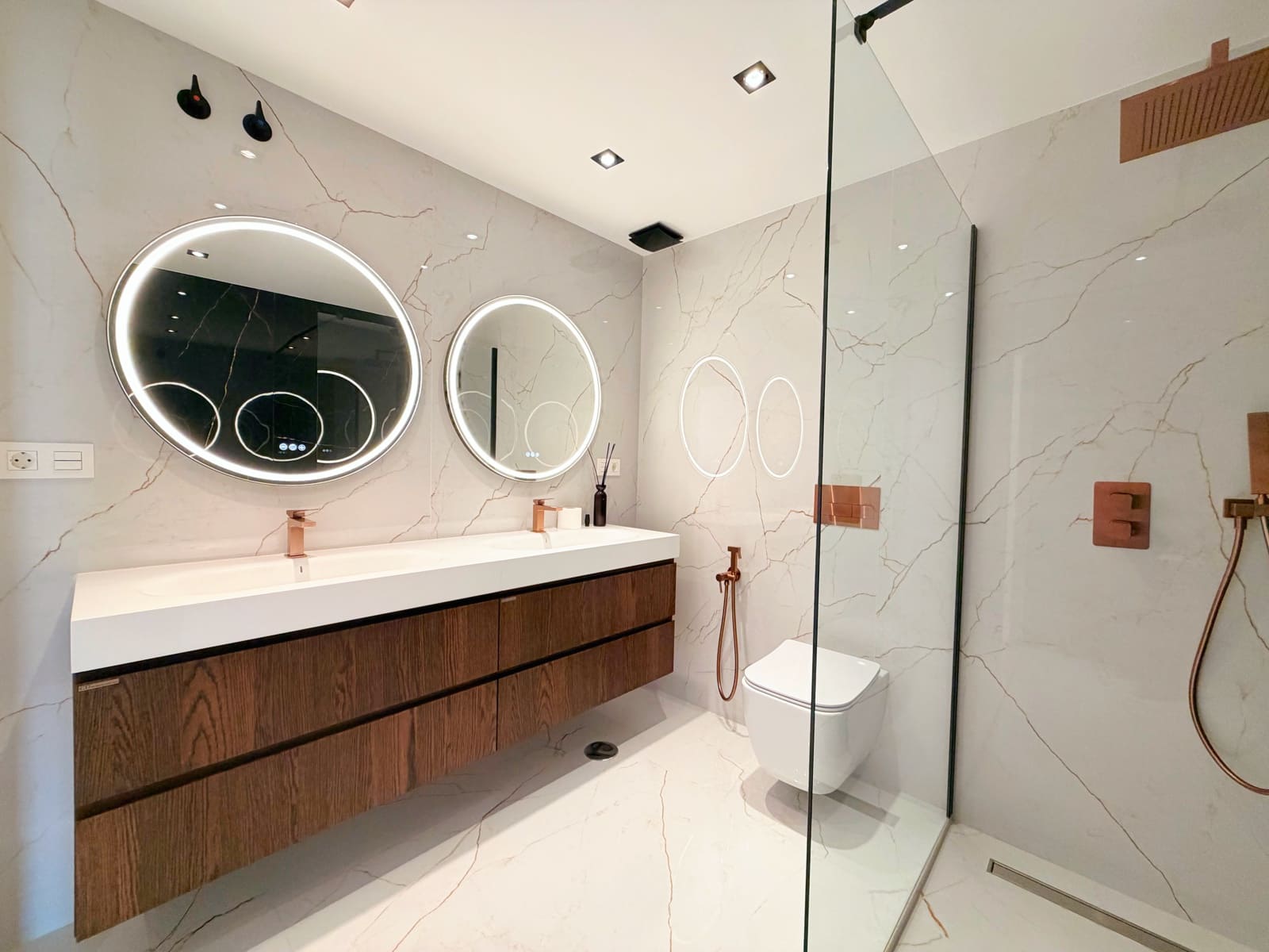 Apartamento de 3 habitaciones en Nueva Andalucia en venta con piscina garaje - 1.249.000 € (Ref: 10099811)
