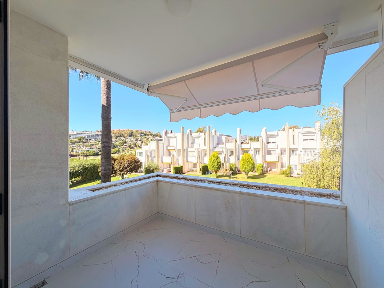 Apartamento de 3 habitaciones en Nueva Andalucia en venta con piscina garaje - 1.249.000 € (Ref: 10099811)