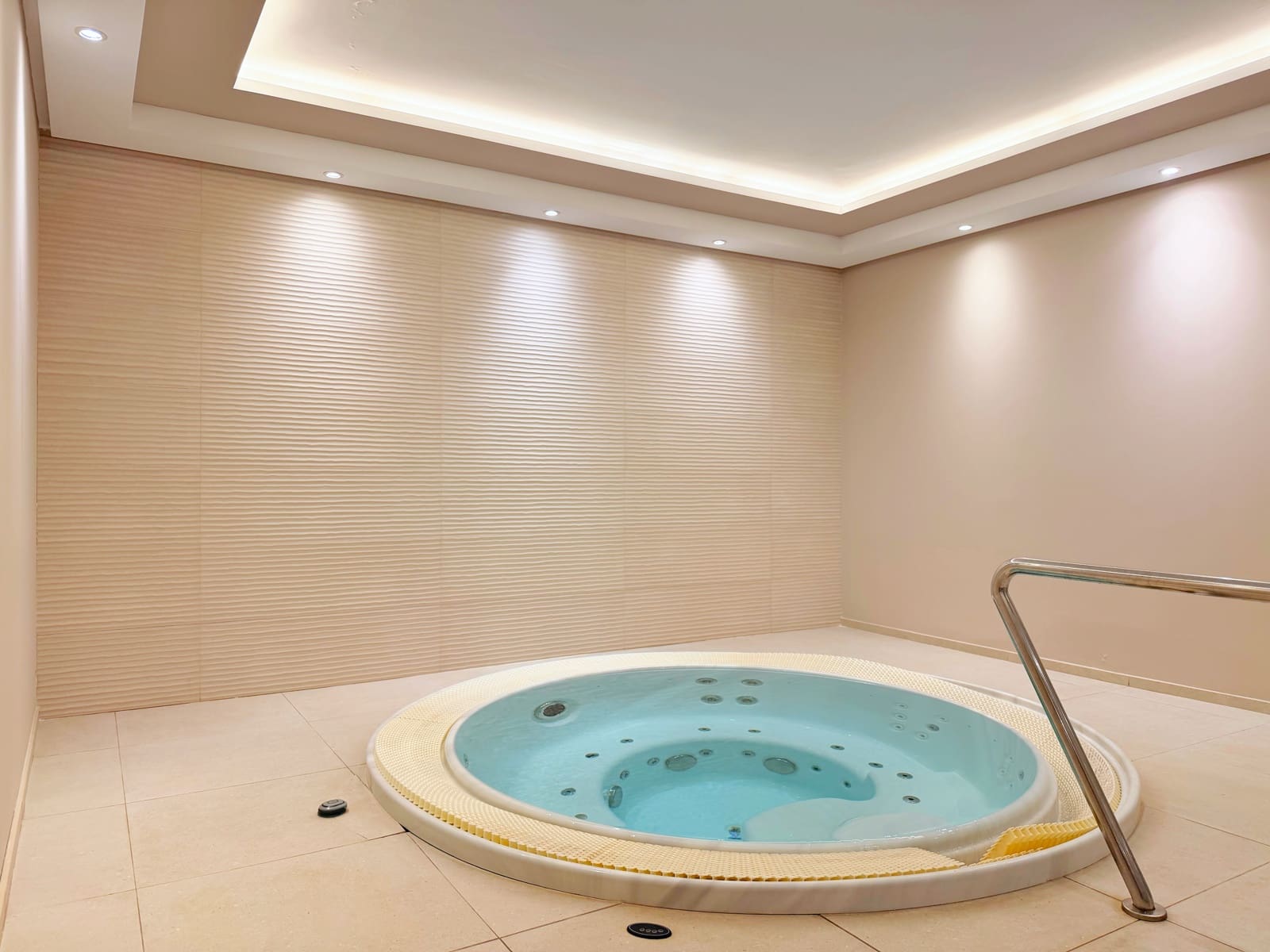 Apartamento de 3 habitaciones en Nueva Andalucia en venta con piscina garaje - 1.249.000 € (Ref: 10099811)