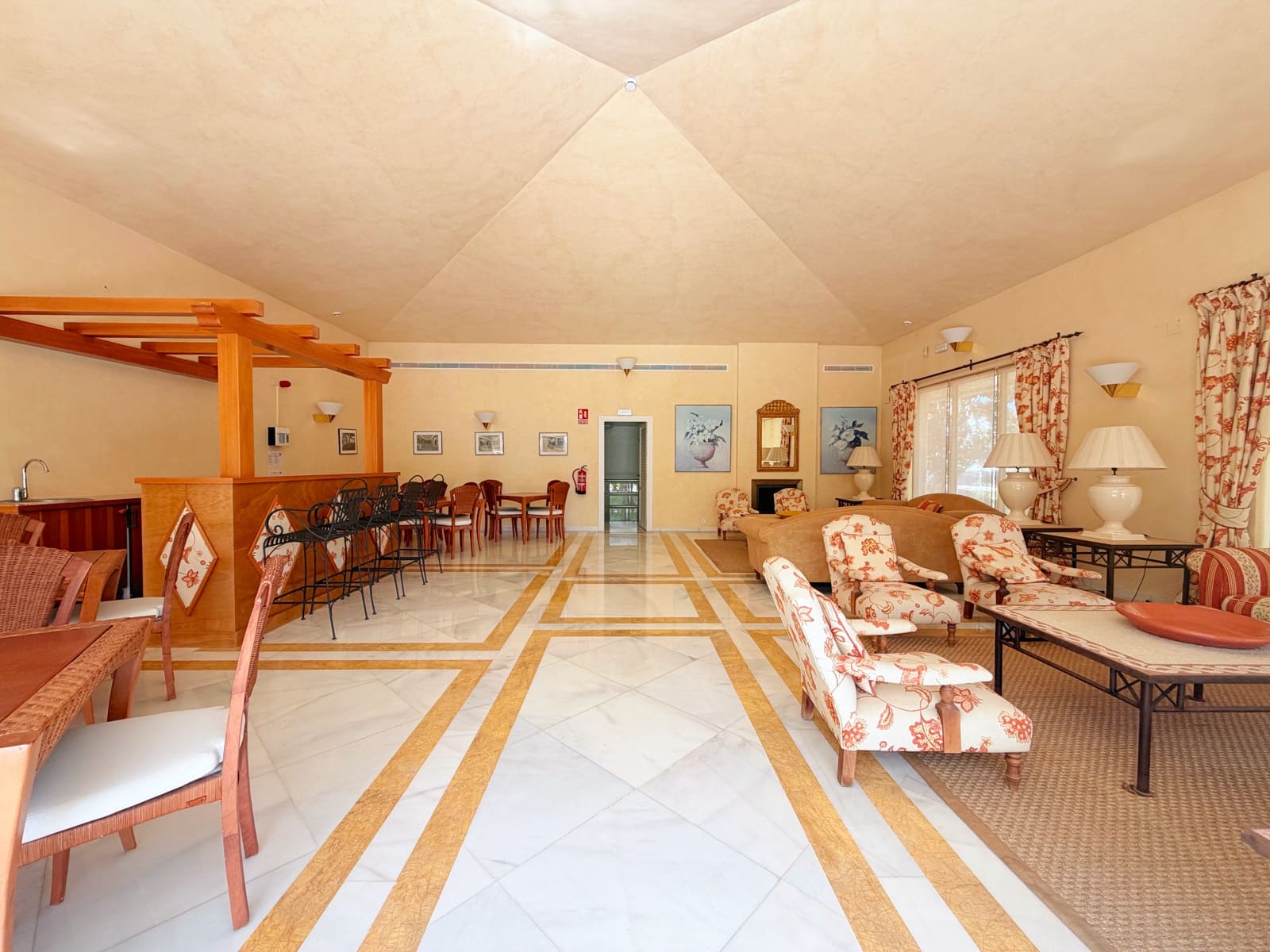 Apartamento de 3 habitaciones en Nueva Andalucia en venta con piscina garaje - 1.249.000 € (Ref: 10099811)