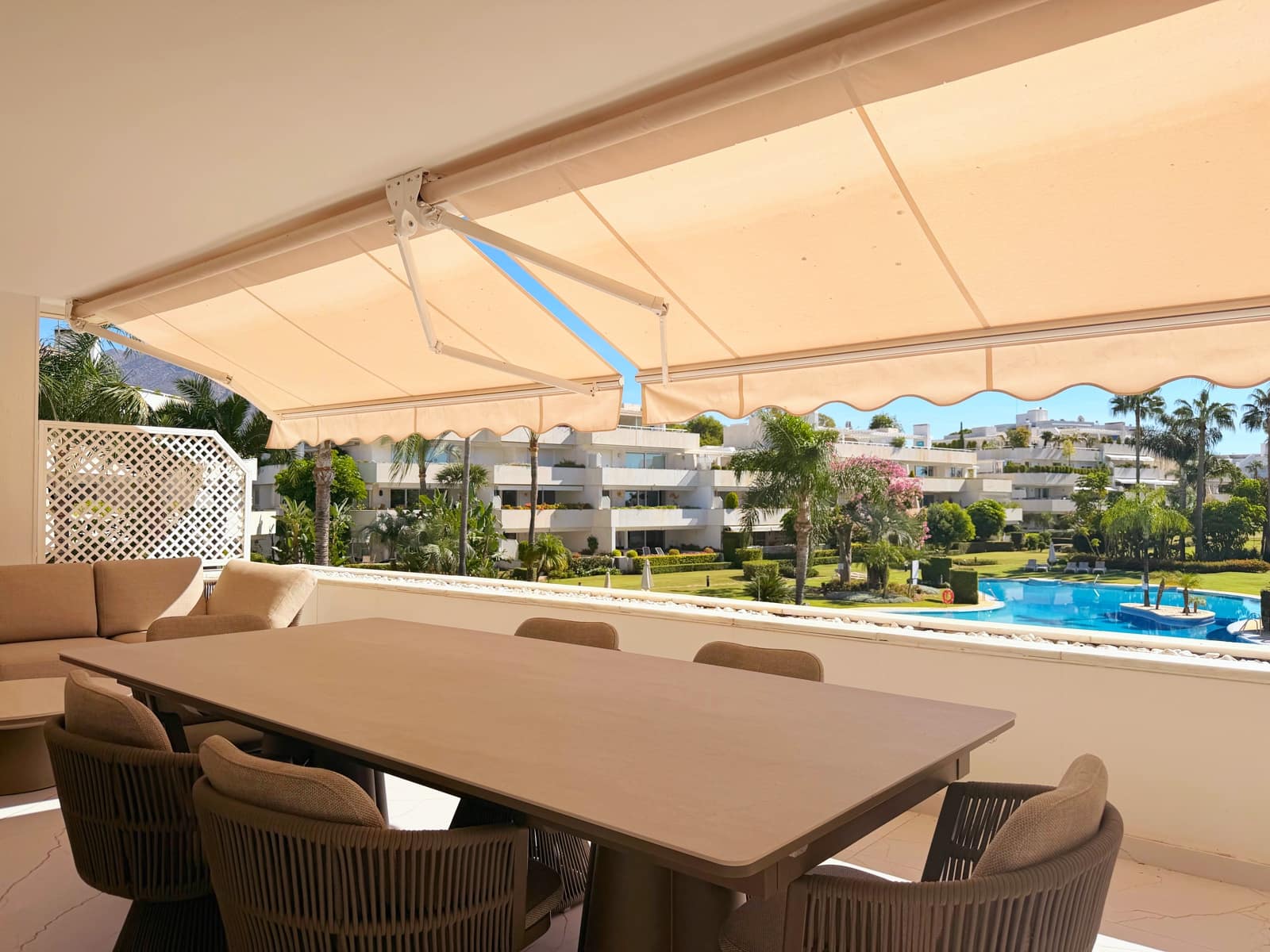 Apartamento de 3 habitaciones en Nueva Andalucia en venta con piscina garaje - 1.249.000 € (Ref: 10099811)