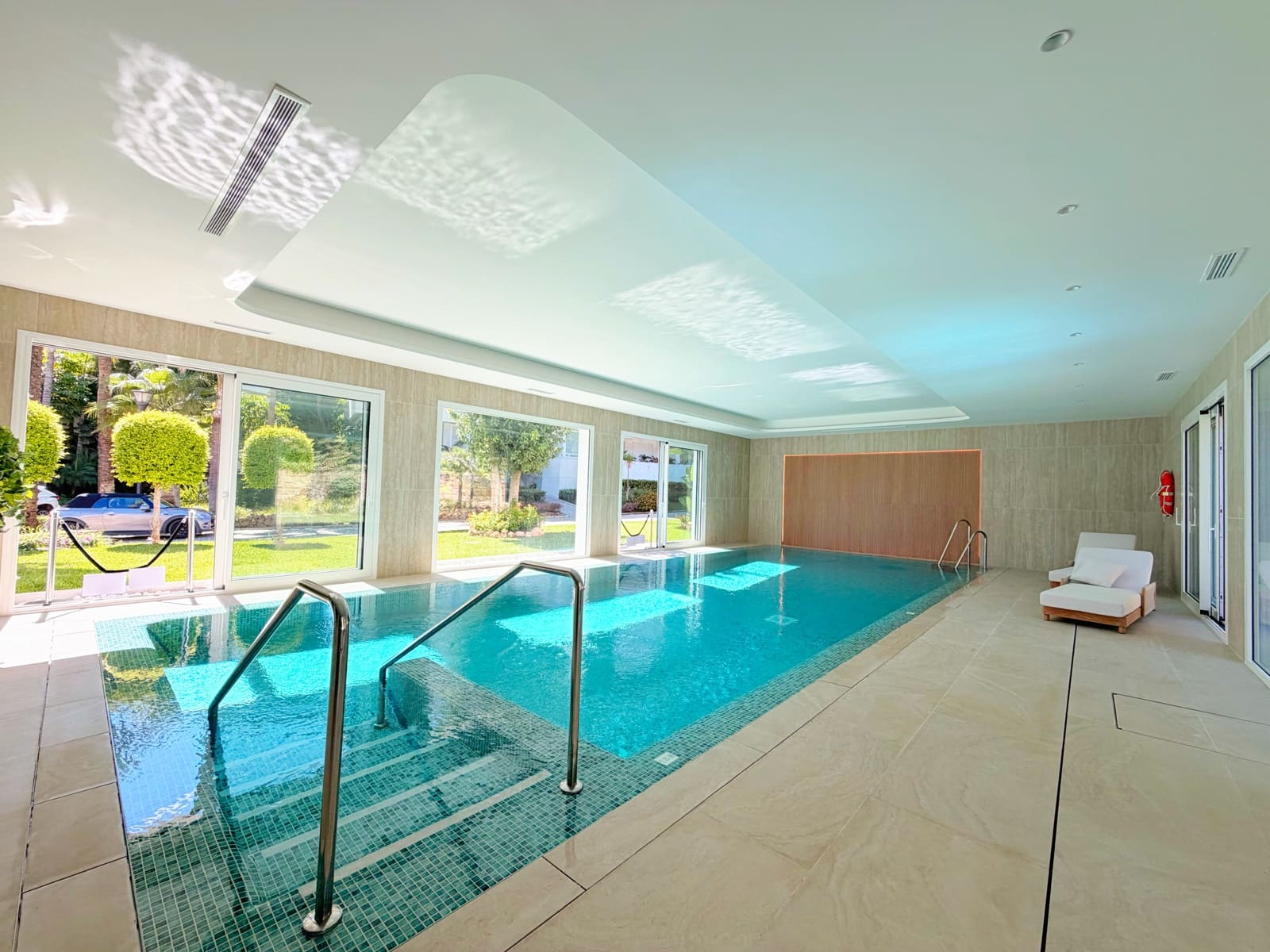 Apartamento de 3 habitaciones en Nueva Andalucia en venta con piscina garaje - 1.249.000 € (Ref: 10099811)