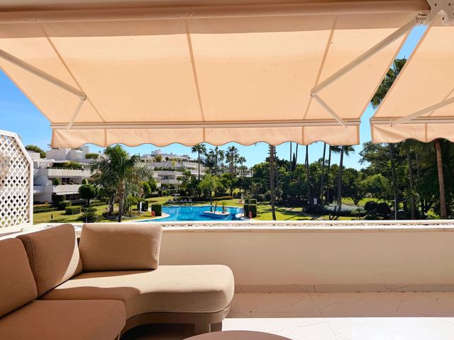 Apartamento de 3 habitaciones en Nueva Andalucia, Marbella en venta con piscina garaje - 1.249.000 € (Ref: 10099811)