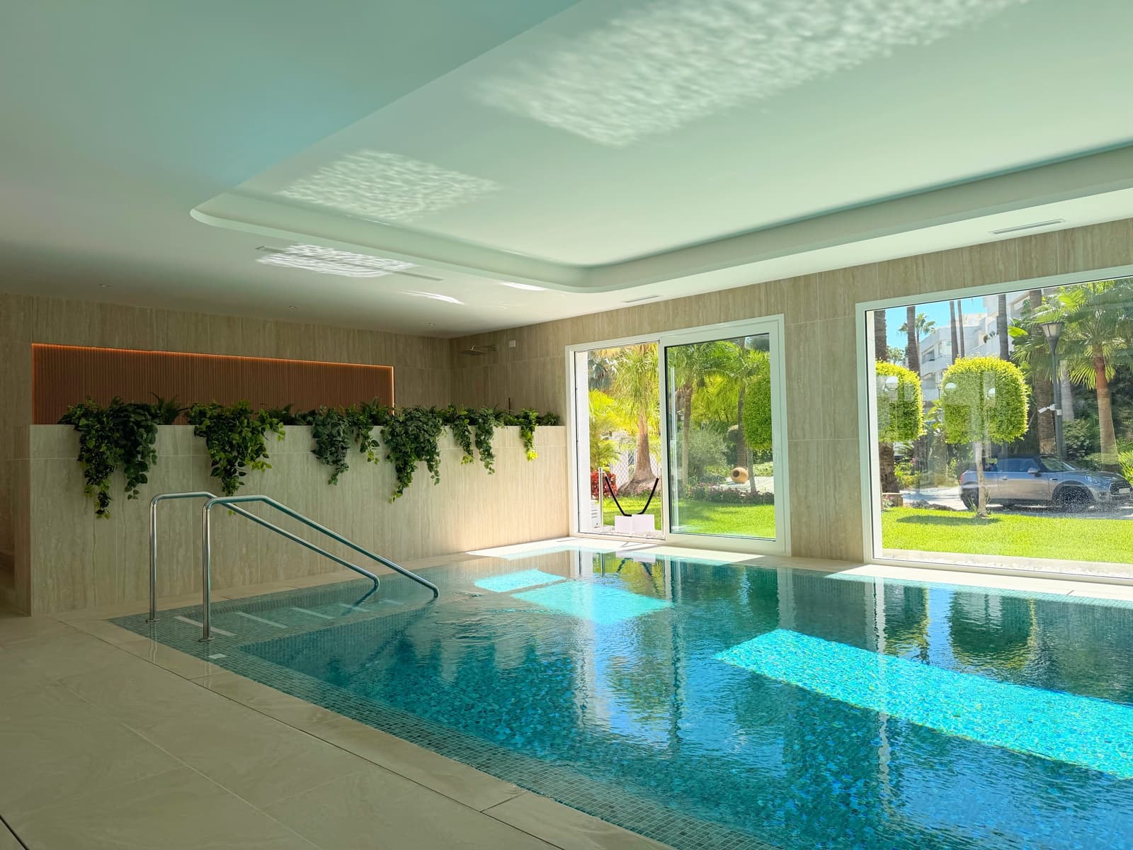 Apartamento de 3 habitaciones en Nueva Andalucia en venta con piscina garaje - 1.249.000 € (Ref: 10099811)