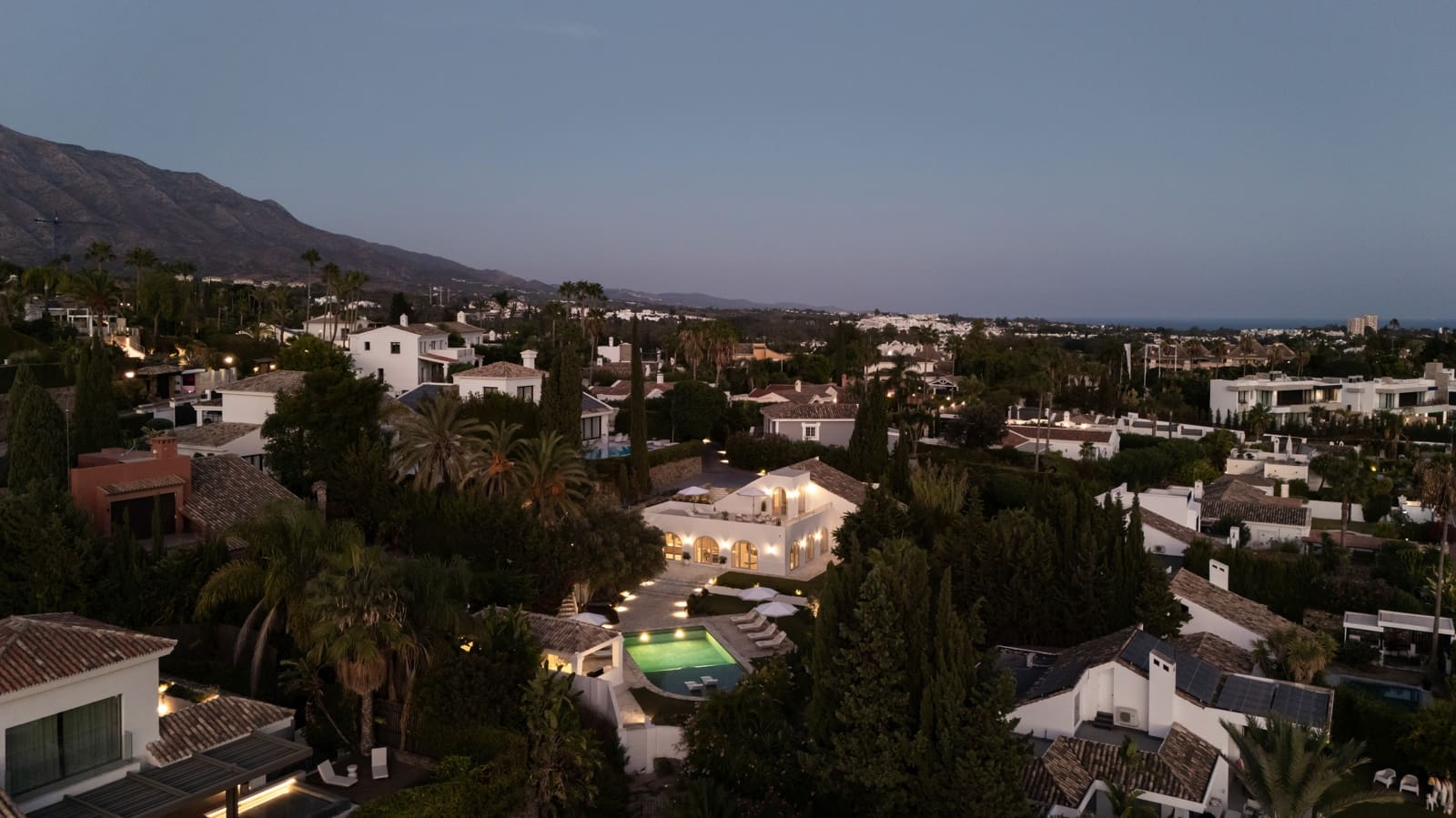 4 slaapkamer Villa te koop in Nueva Andalucia met zwembad - € 3.495.000 (Ref: 10101944)
