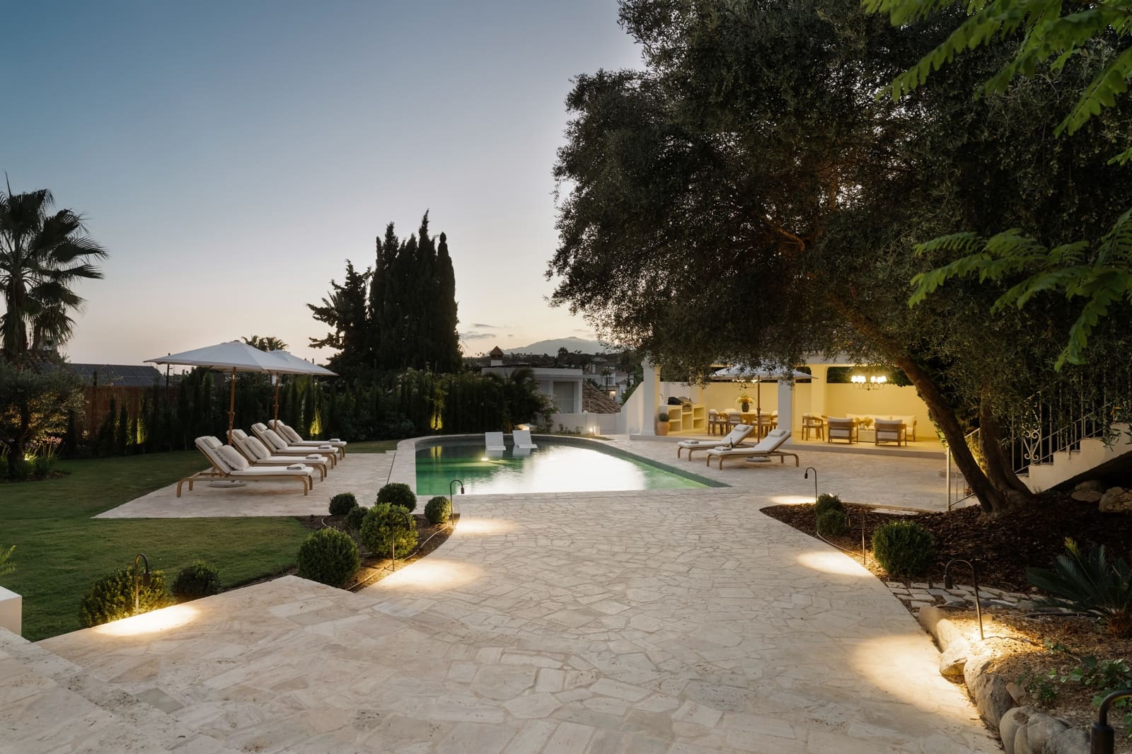 4 slaapkamer Villa te koop in Nueva Andalucia met zwembad - € 3.495.000 (Ref: 10101944)