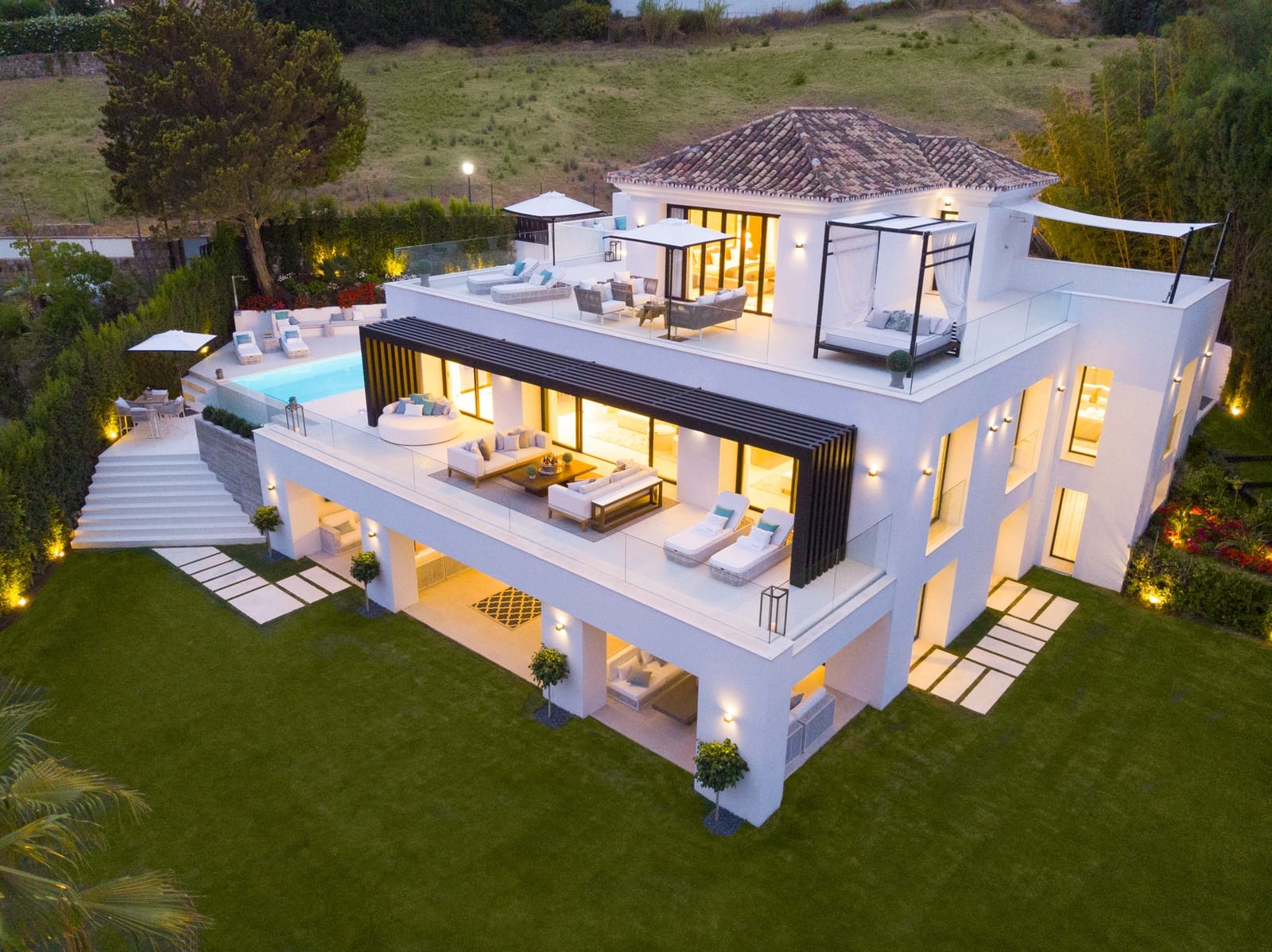 5 bedroom Villa for sale in Nueva Andalucia with pool garage - € 5,500,000 (Ref: 10115556)