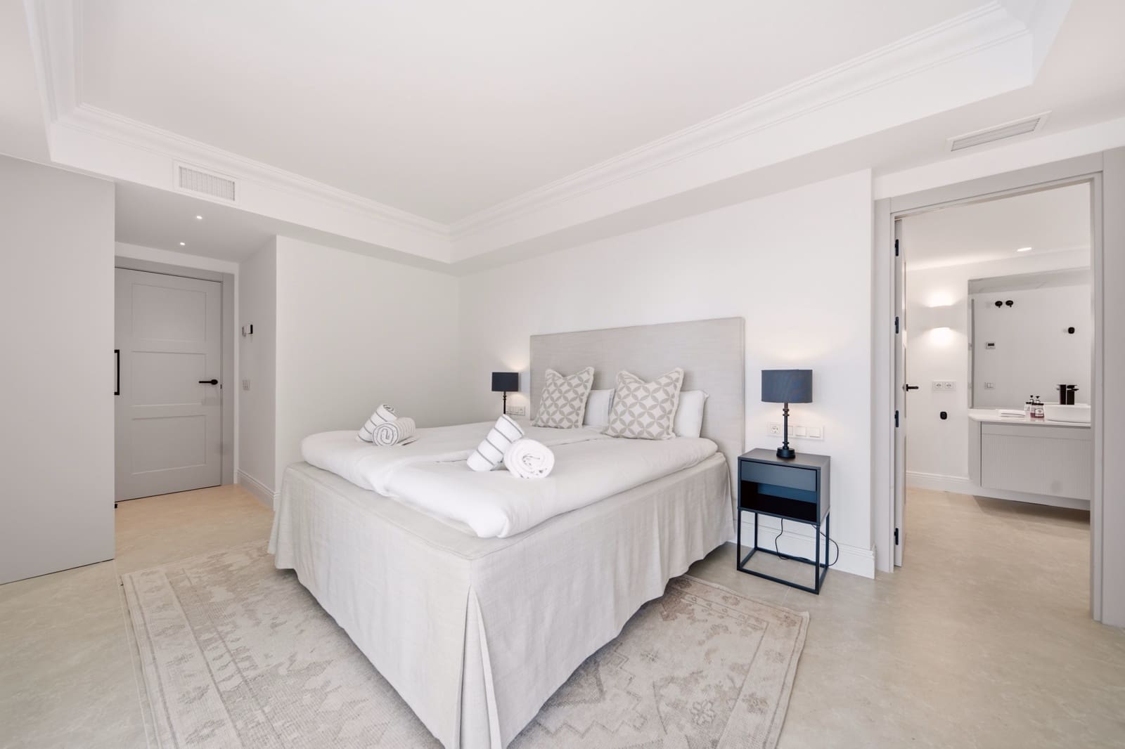 5 bedroom Villa for sale in Benahavis with pool garage - € 4,775,000 (Ref: 10161160)