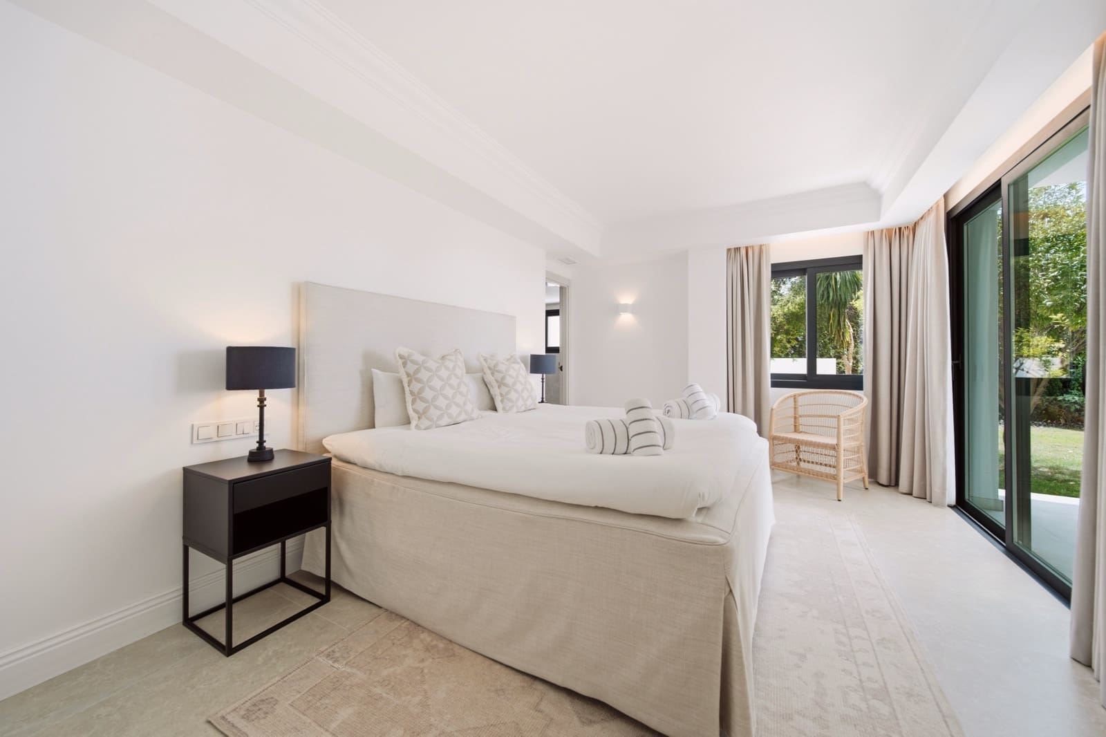 5 bedroom Villa for sale in Benahavis with pool garage - € 4,775,000 (Ref: 10161160)